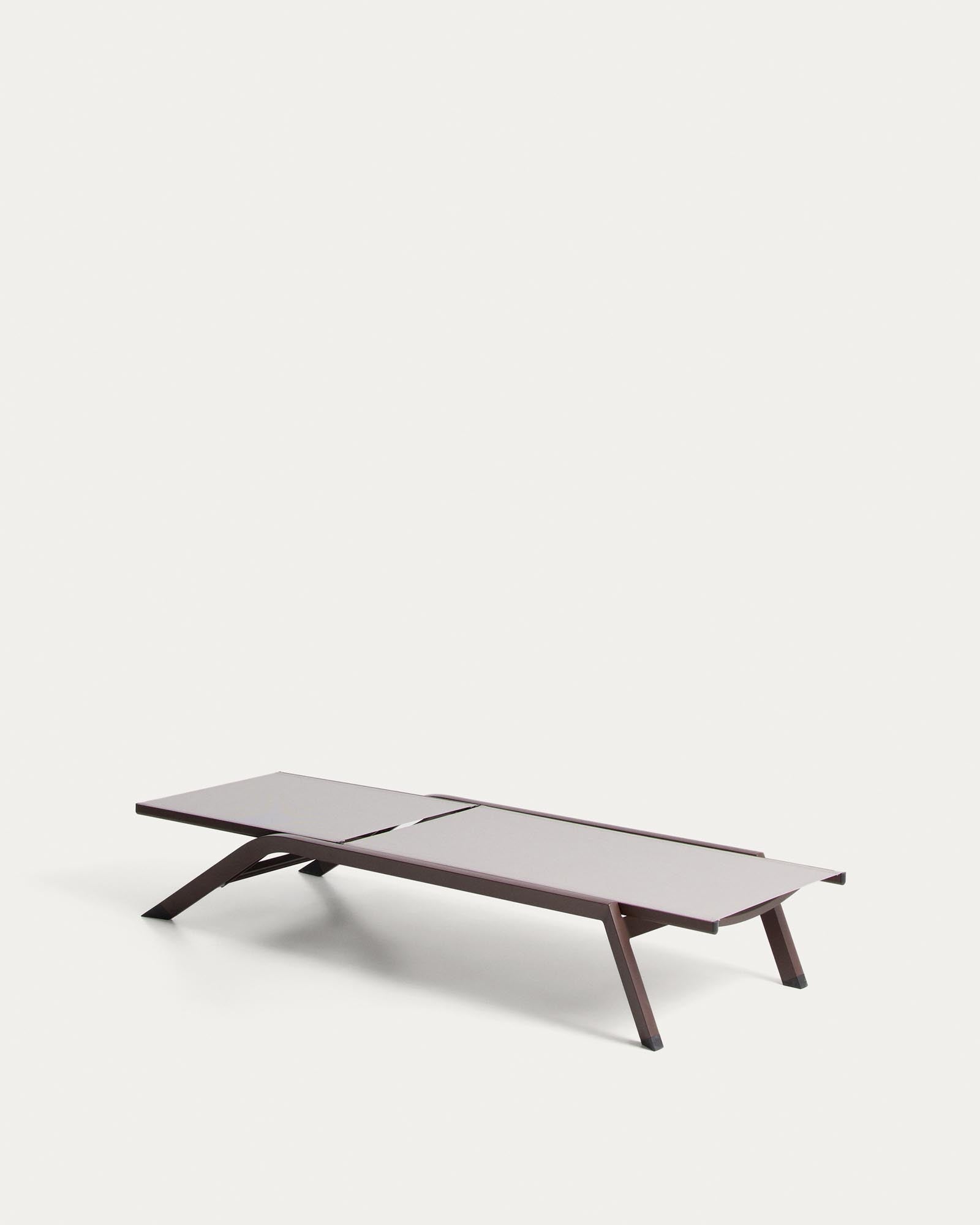 Stapelbare Sonnenliege Capraia aus braunem Aluminium und hellbraunem Texteline in Beige präsentiert im Onlineshop von KAQTU Design AG. Liegestuhl ist von Kave Home