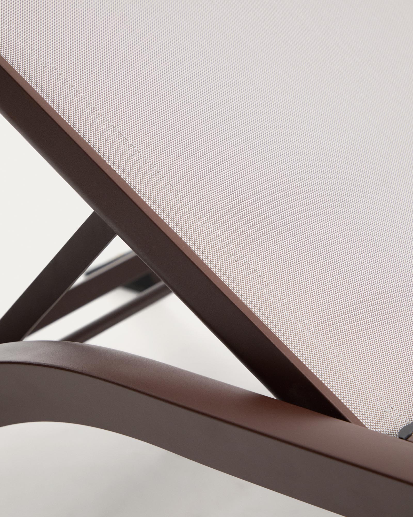 Elegante Sonnenliege Capraia aus robustem braunem Aluminium und hellem Texteline, ideal für entspannte Stunden im Freien.