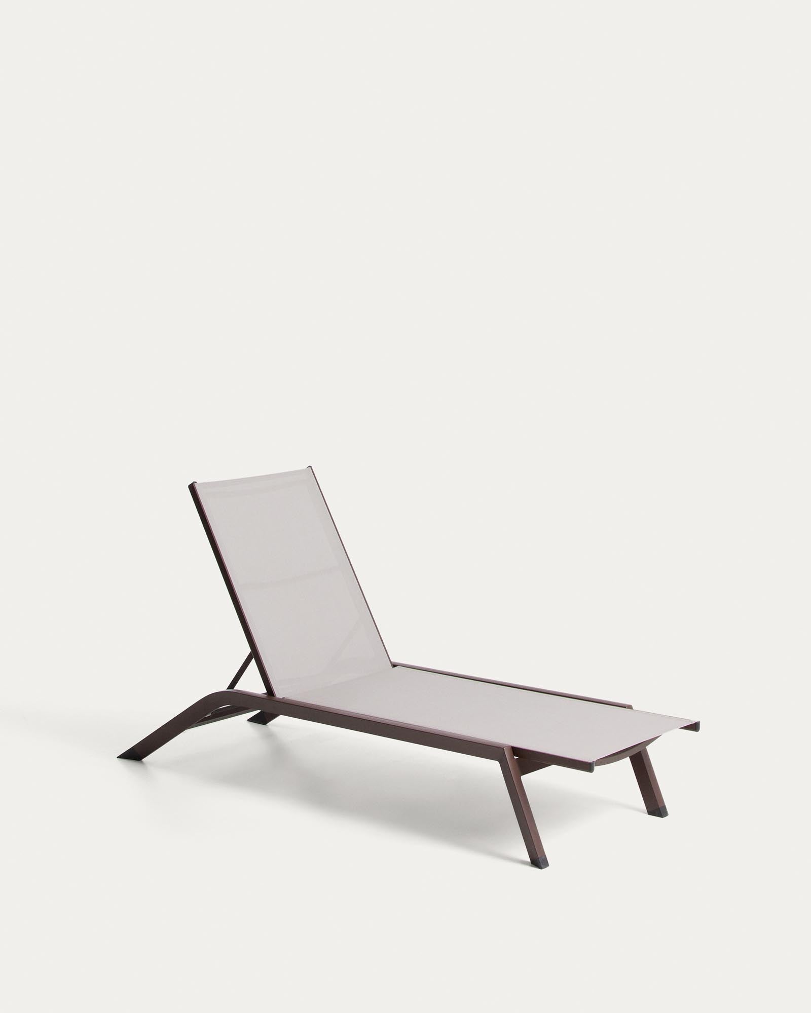 Stapelbare Sonnenliege Capraia in modernem Design, gefertigt aus braunem Aluminium und hellem Texteline, perfekt für Garten und Terrasse.
