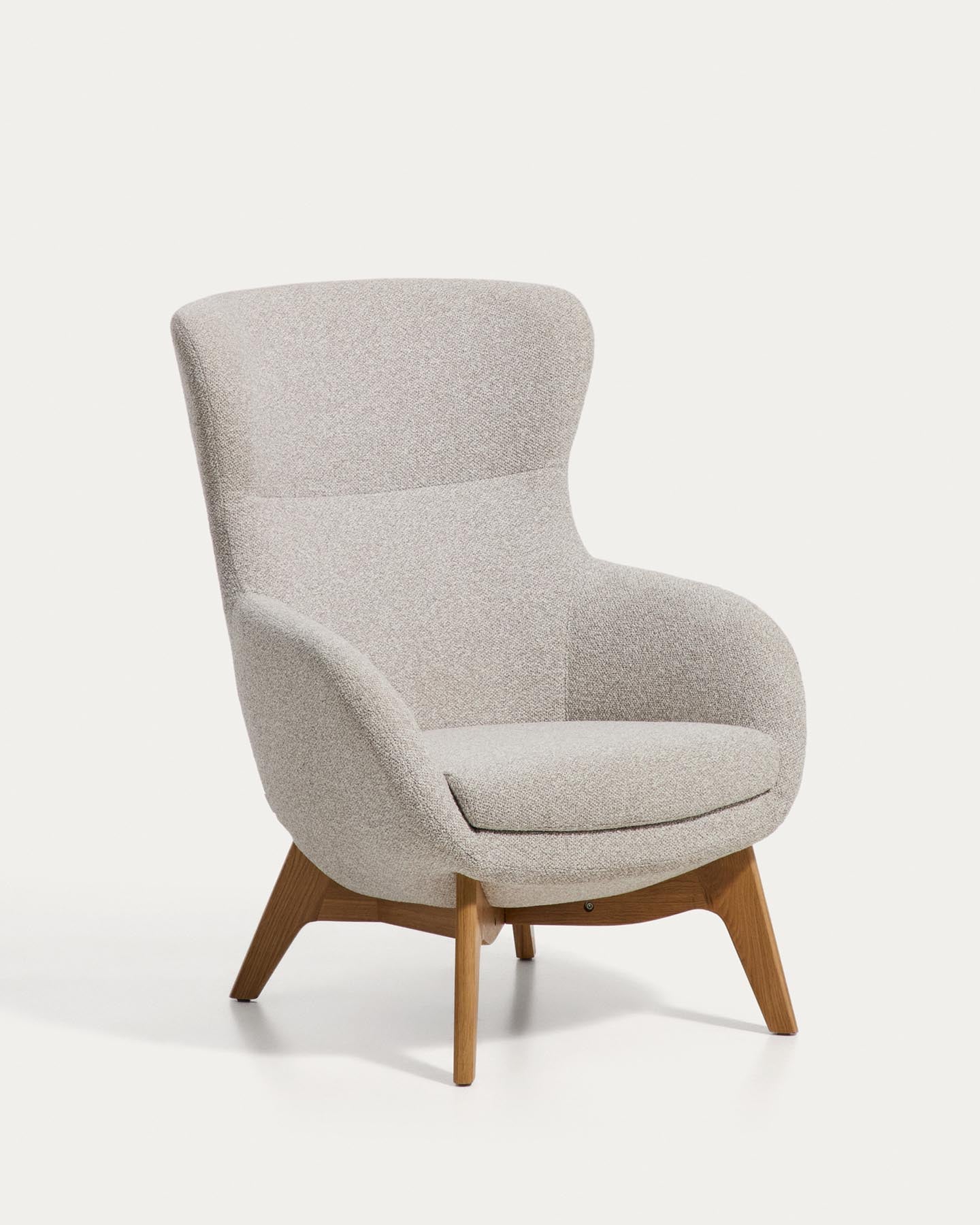 Sessel Adiran mit dicker Chenille in Beige und Beinen aus massivem Eichenholz mit natürlichem Finish in Beige präsentiert im Onlineshop von KAQTU Design AG. Sessel ist von Kave Home