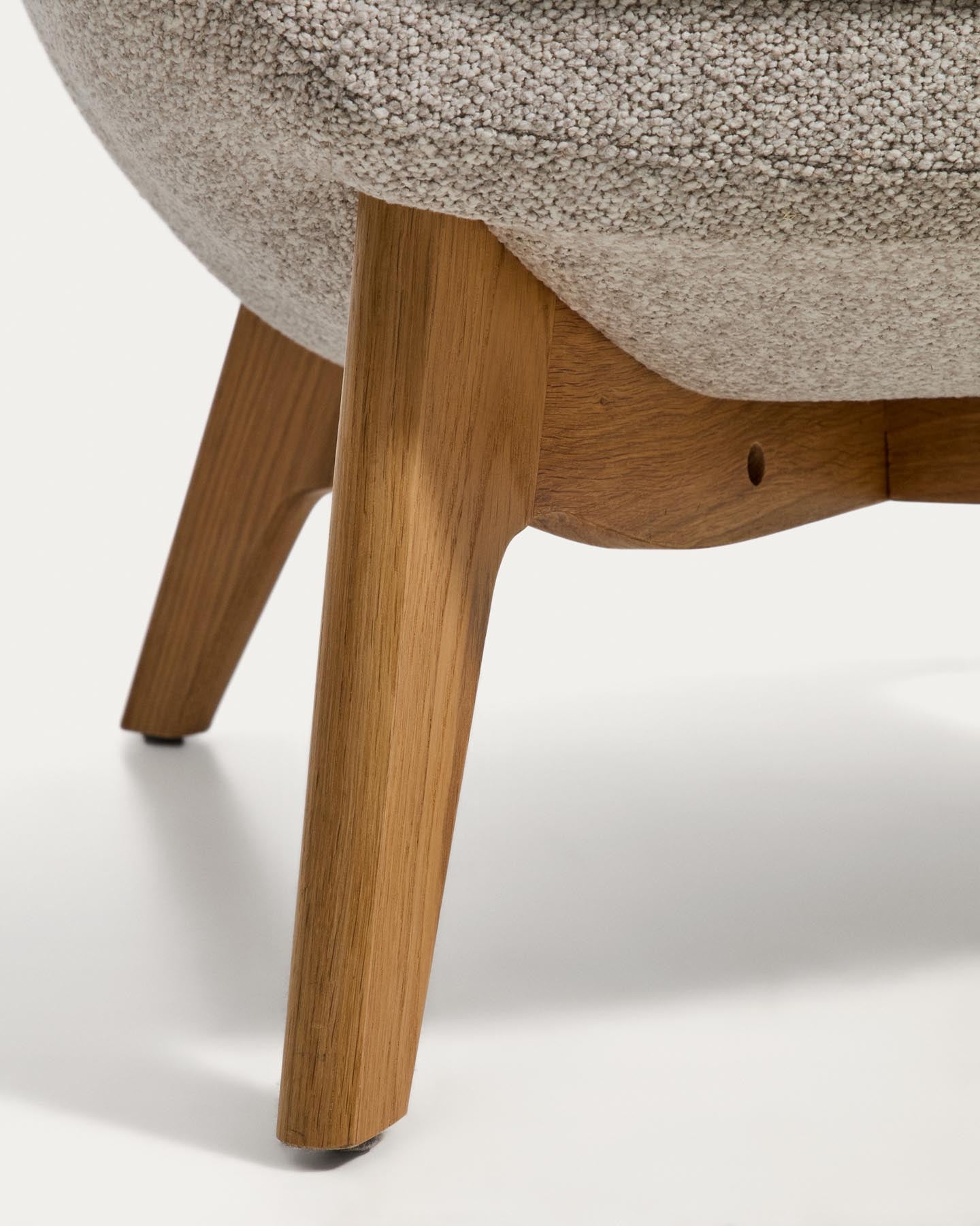 Sessel Adiran mit dicker Chenille in Beige und Beinen aus massivem Eichenholz mit natürlichem Finish in Beige präsentiert im Onlineshop von KAQTU Design AG. Sessel ist von Kave Home
