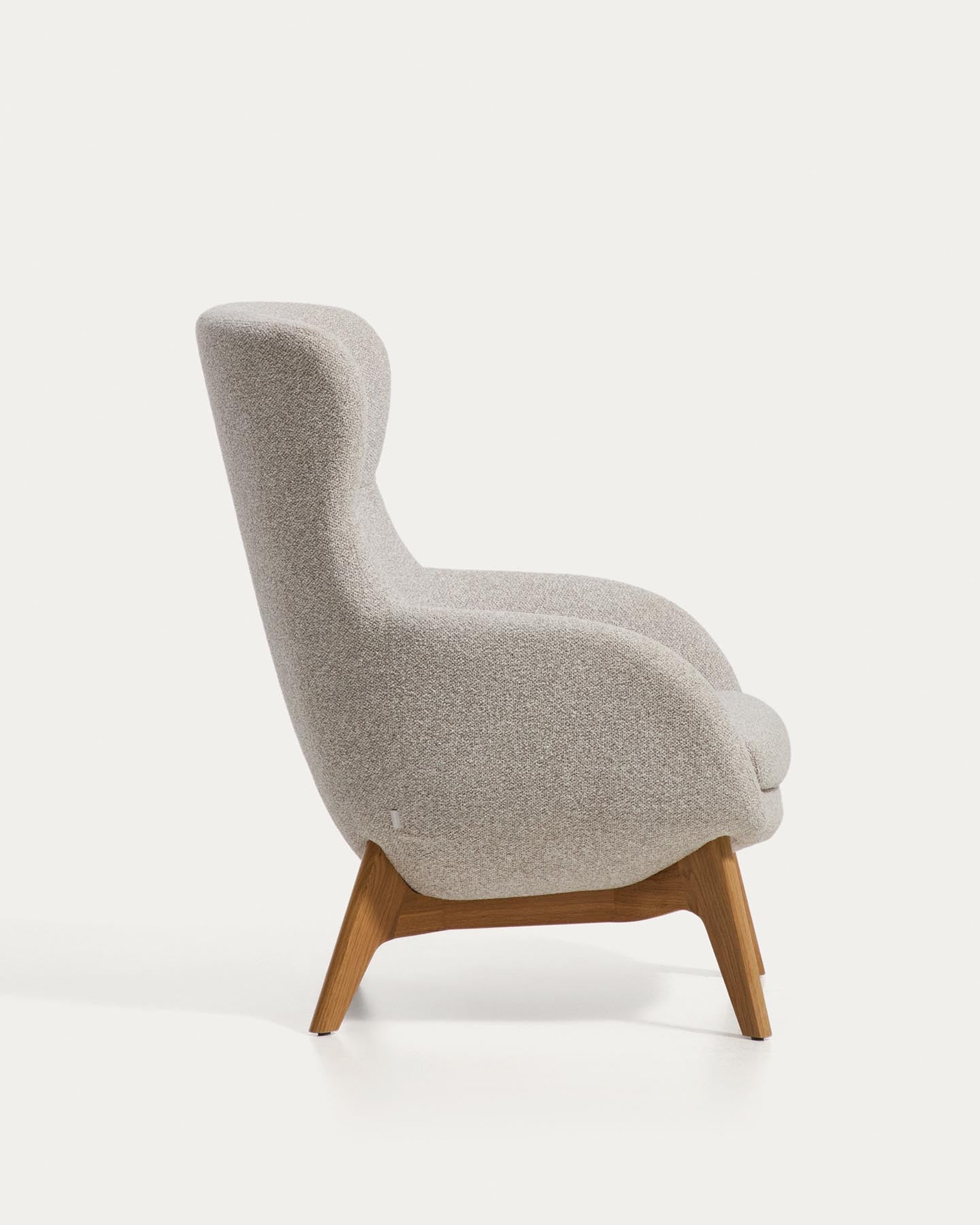 Sessel Adiran mit dicker Chenille in Beige und Beinen aus massivem Eichenholz mit natürlichem Finish in Beige präsentiert im Onlineshop von KAQTU Design AG. Sessel ist von Kave Home
