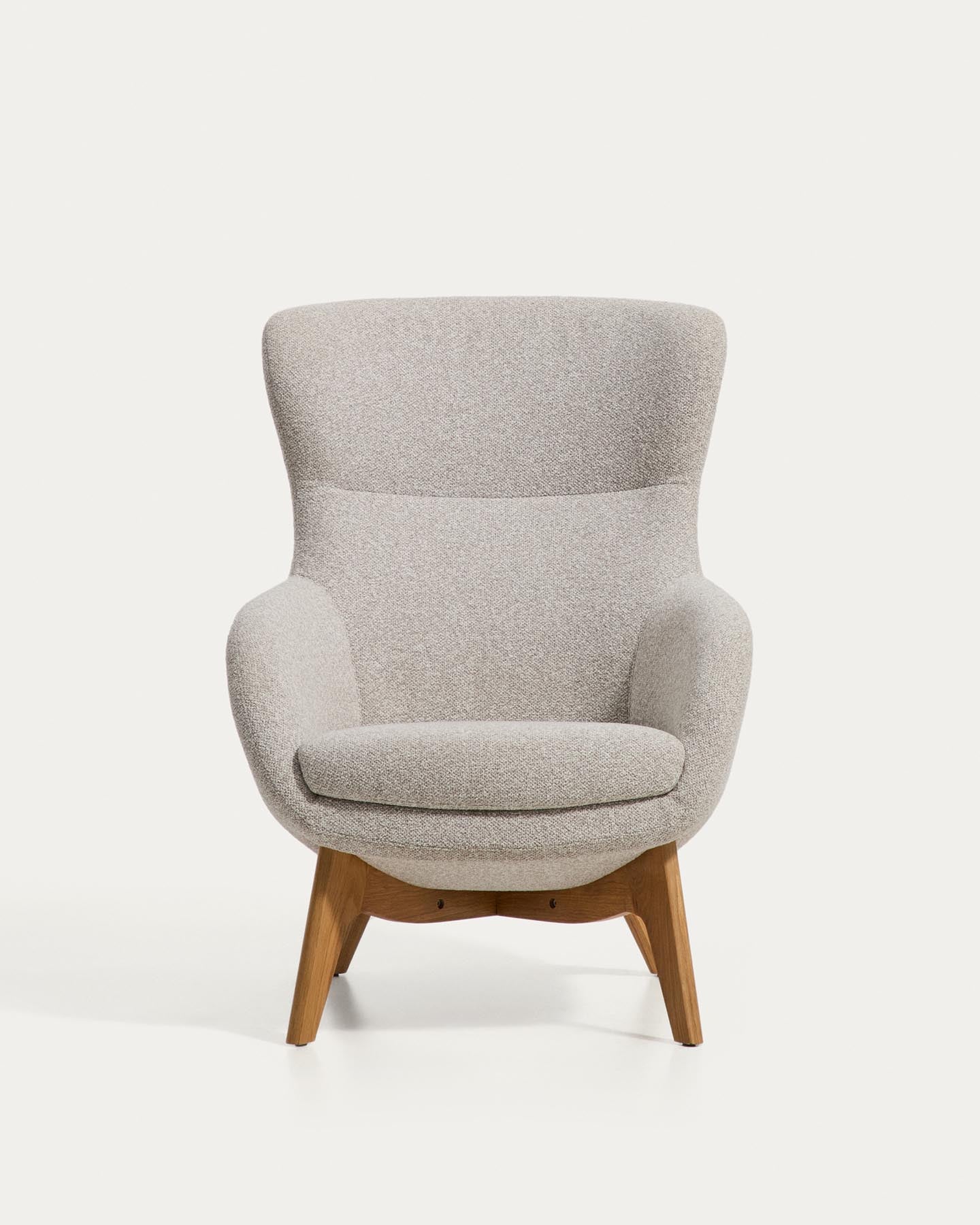 Sessel Adiran mit dicker Chenille in Beige und Beinen aus massivem Eichenholz mit natürlichem Finish in Beige präsentiert im Onlineshop von KAQTU Design AG. Sessel ist von Kave Home