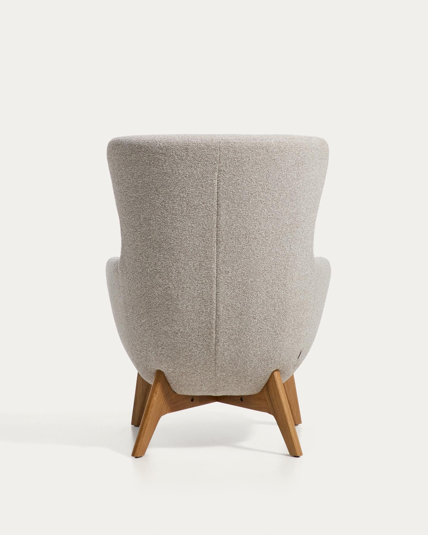 Sessel Adiran mit dicker Chenille in Beige und Beinen aus massivem Eichenholz mit natürlichem Finish in Beige präsentiert im Onlineshop von KAQTU Design AG. Sessel ist von Kave Home