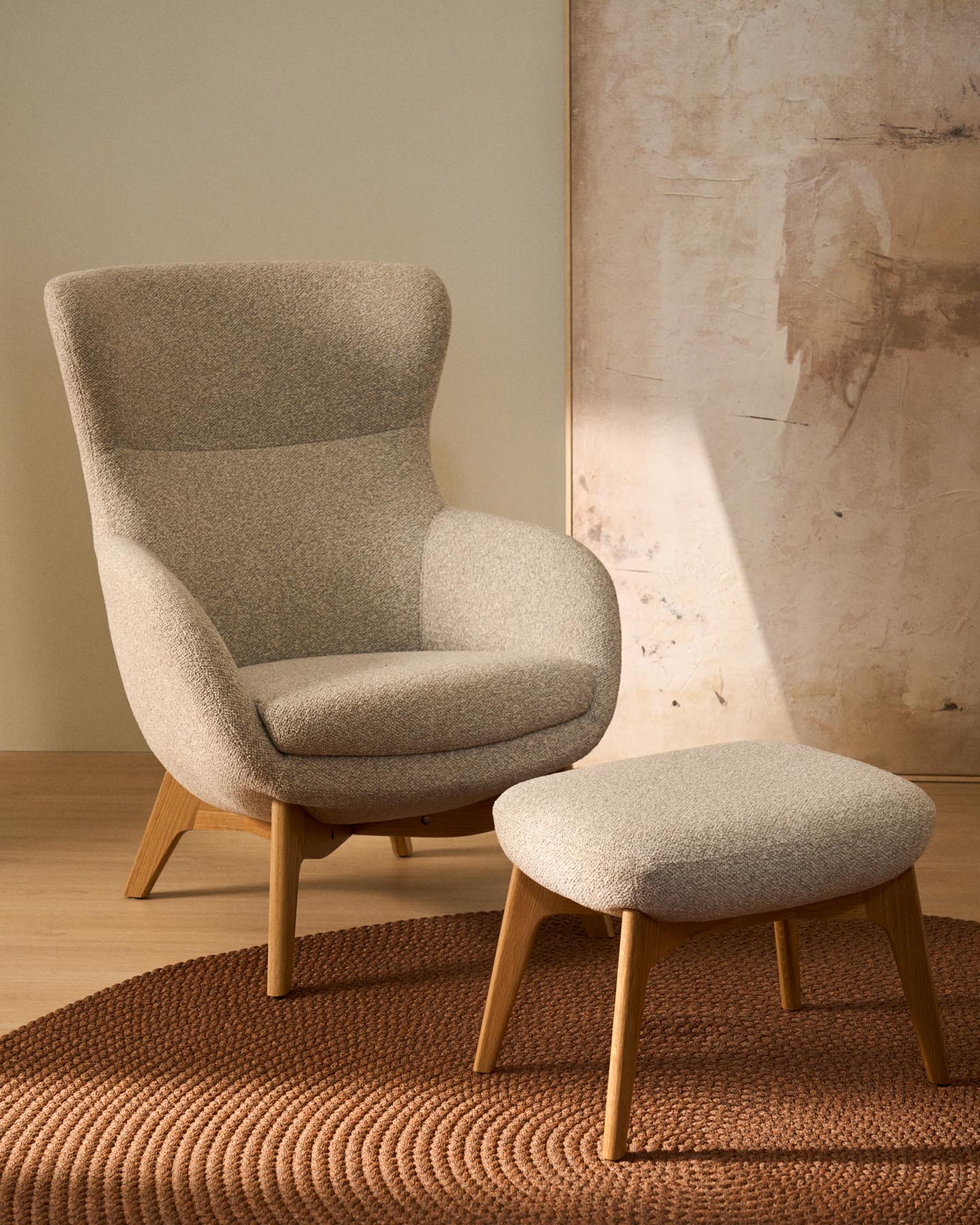 Sessel Adiran mit dicker Chenille in Beige und Beinen aus massivem Eichenholz mit natürlichem Finish in Beige präsentiert im Onlineshop von KAQTU Design AG. Sessel ist von Kave Home