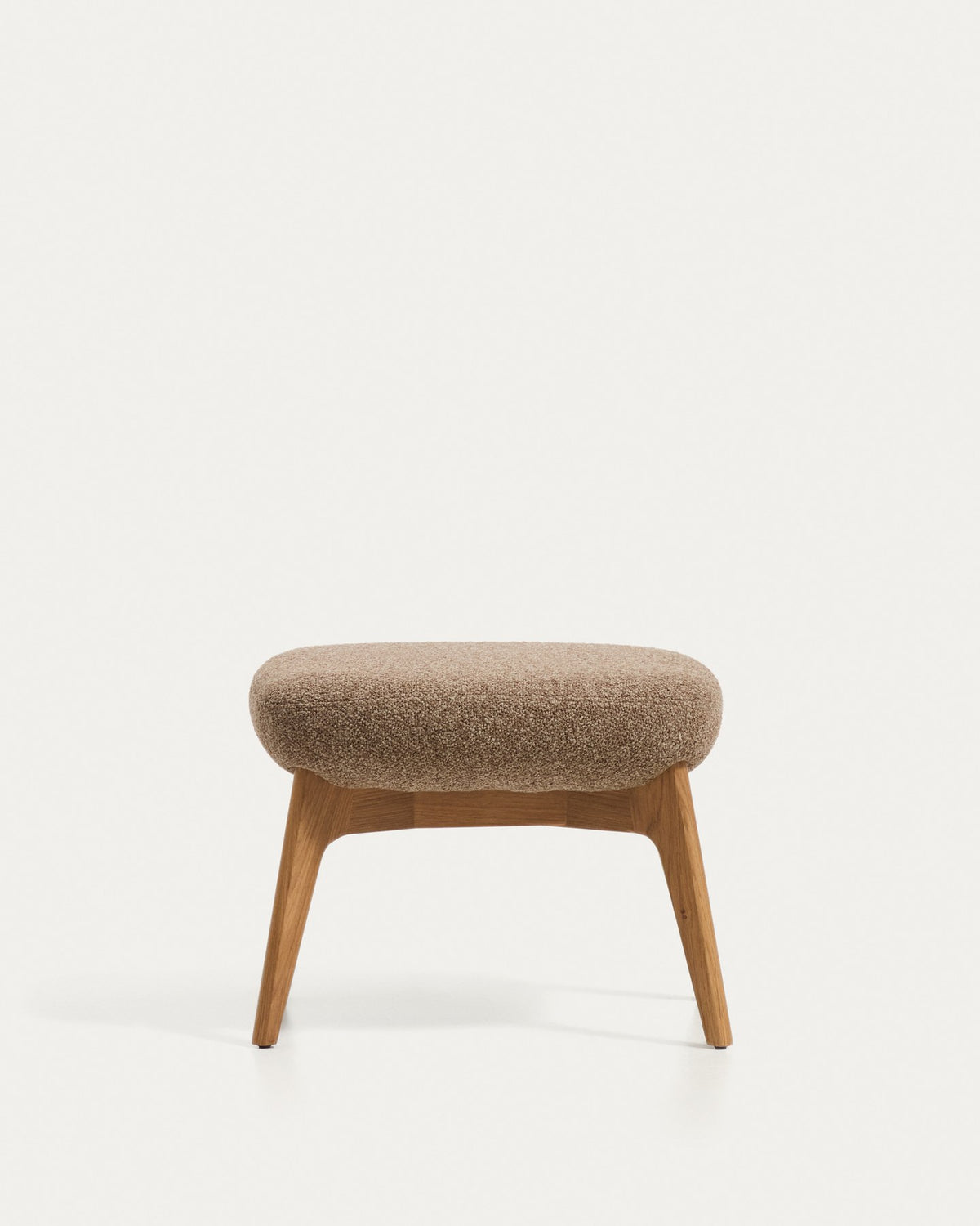 Ottoman Fussablage Adiran mit hellbraunem Chenille-Bezug und Beinen aus massivem Eichenholz mit natürlichem Finish, Kave Home.