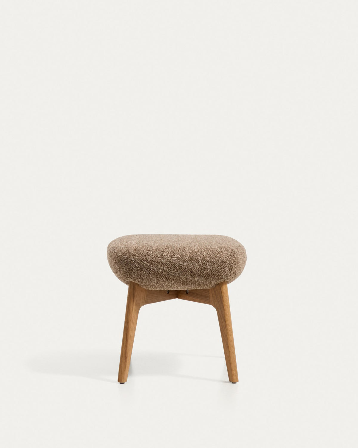 Ottoman Fussablage Adiran mit hellbraunem Chenille-Bezug und Beinen aus massivem Eichenholz mit natürlichem Finish, Kave Home.