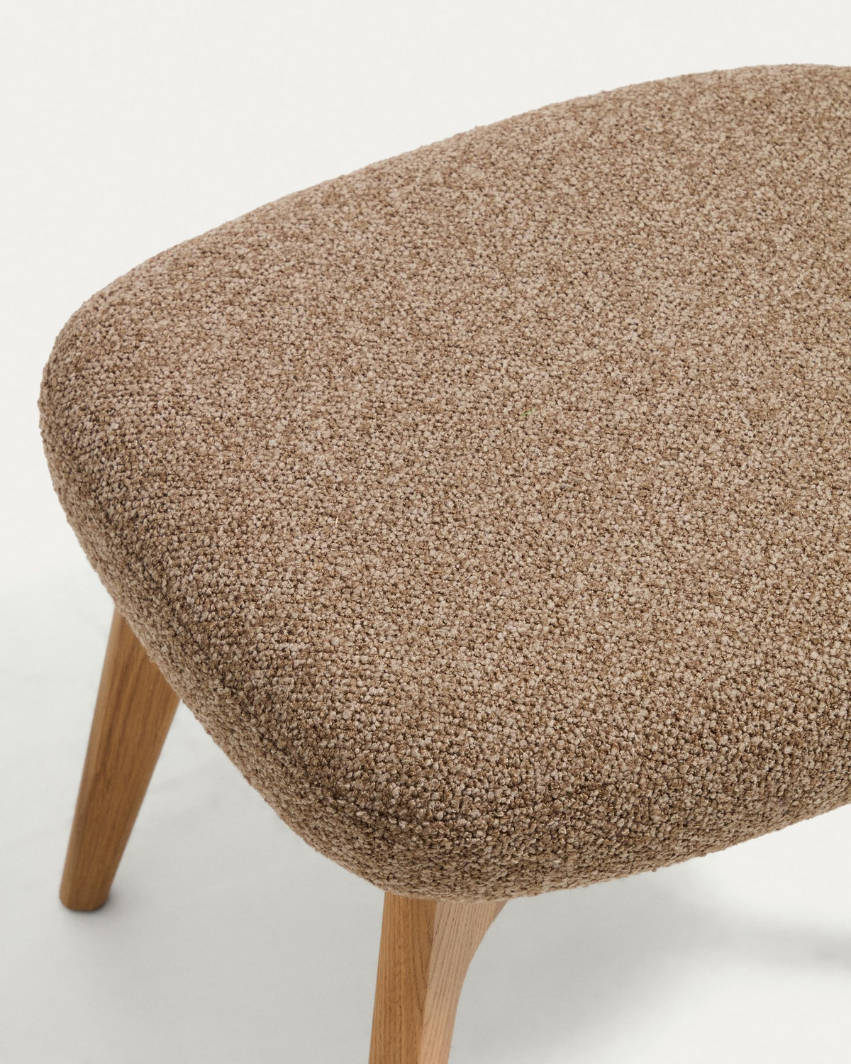 Ottoman Fussablage Adiran mit hellbraunem Chenille-Bezug und Beinen aus massivem Eichenholz mit natürlichem Finish, Kave Home.
