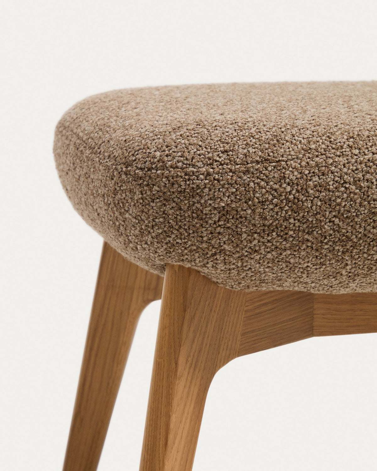 Ottoman Fussablage Adiran mit hellbraunem Chenille-Bezug und Beinen aus massivem Eichenholz mit natürlichem Finish, Kave Home.