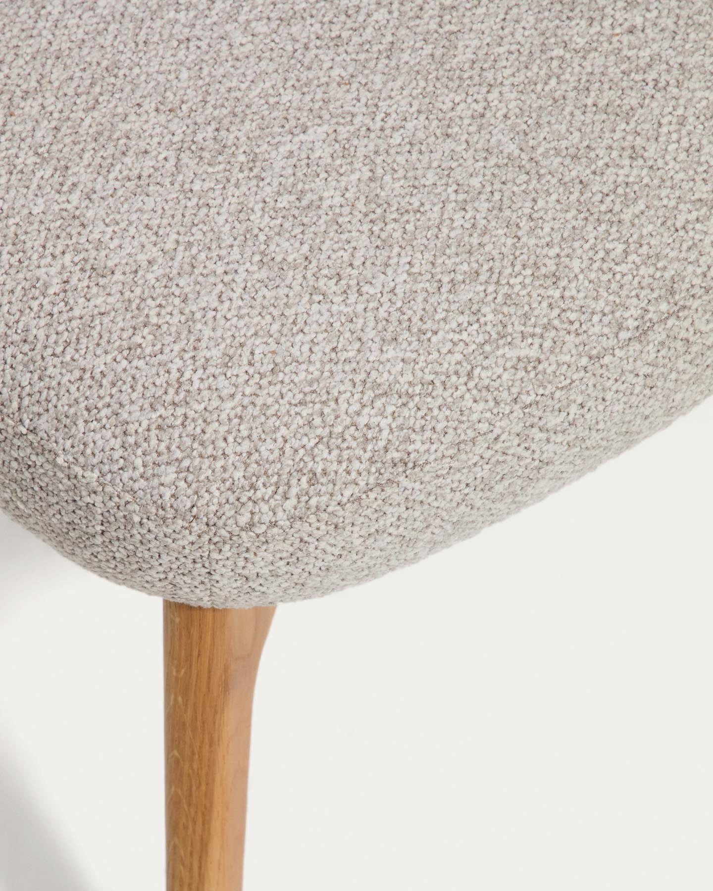 Fussablage Adiran mit dicker Chenille in Beige und Beinen aus massivem Eichenholz mit natürlichem Finish in Beige präsentiert im Onlineshop von KAQTU Design AG. Ottoman ist von Kave Home