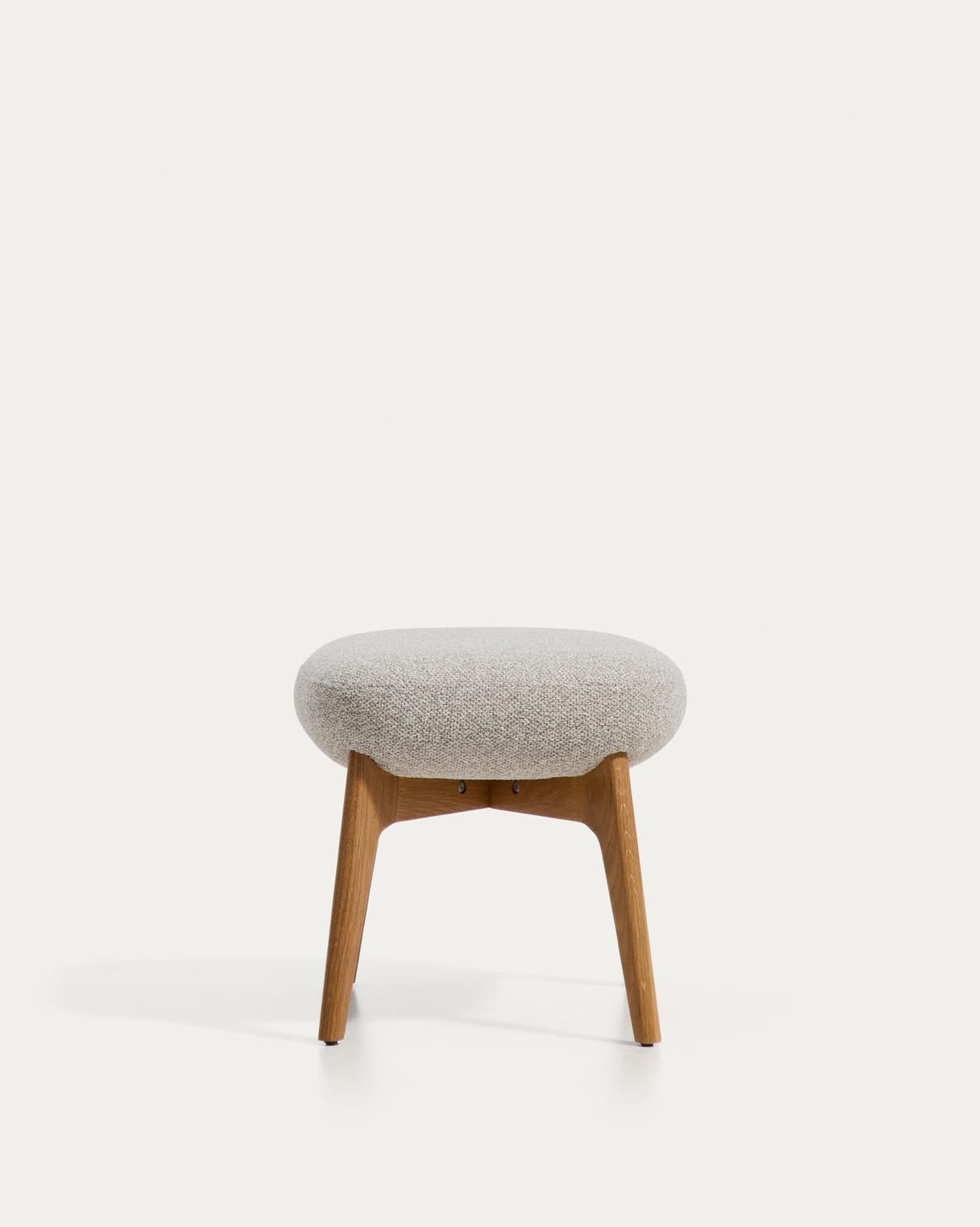Fussablage Adiran mit dicker Chenille in Beige und Beinen aus massivem Eichenholz mit natürlichem Finish in Beige präsentiert im Onlineshop von KAQTU Design AG. Ottoman ist von Kave Home