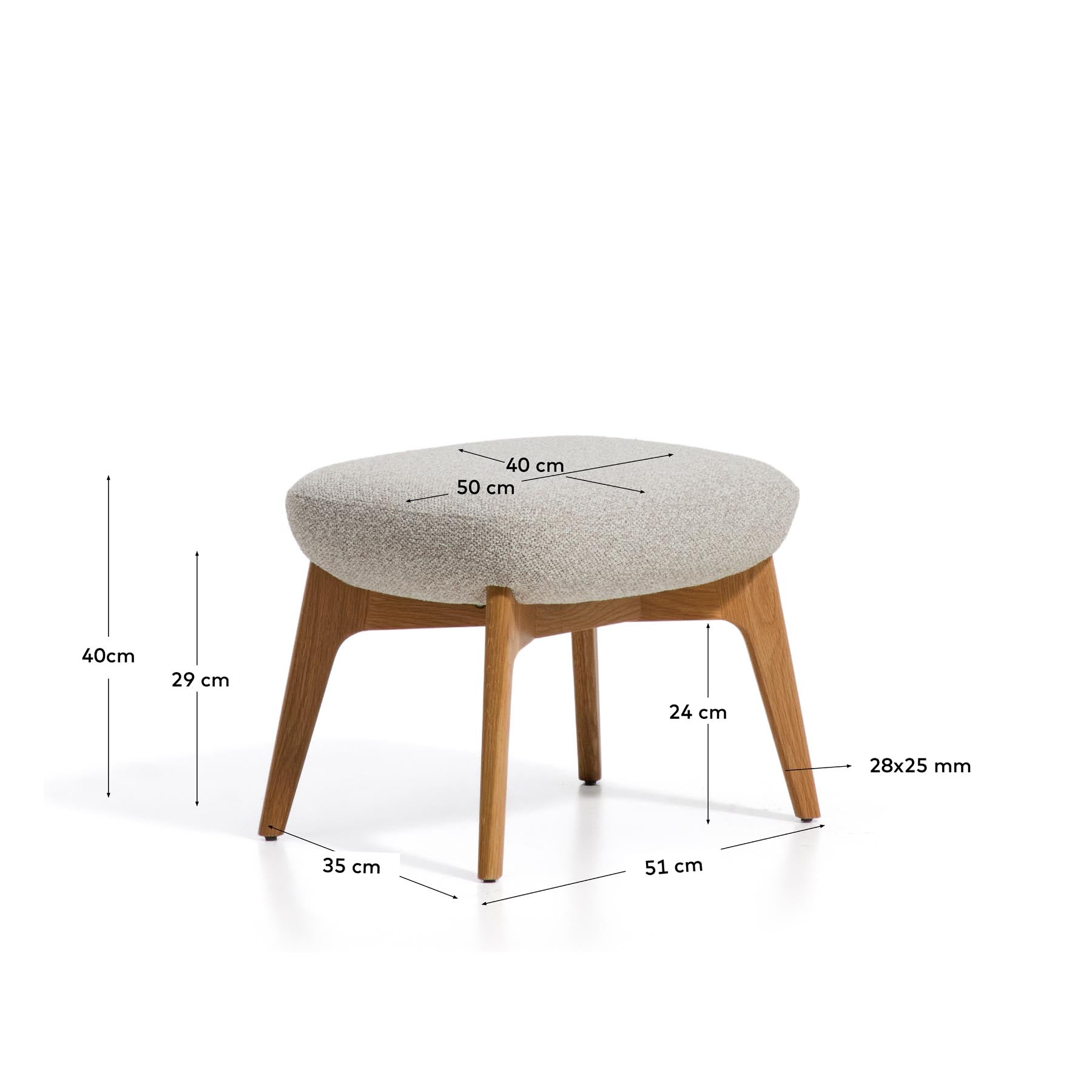 Fussablage Adiran mit dicker Chenille in Beige und Beinen aus massivem Eichenholz mit natürlichem Finish in Beige präsentiert im Onlineshop von KAQTU Design AG. Ottoman ist von Kave Home