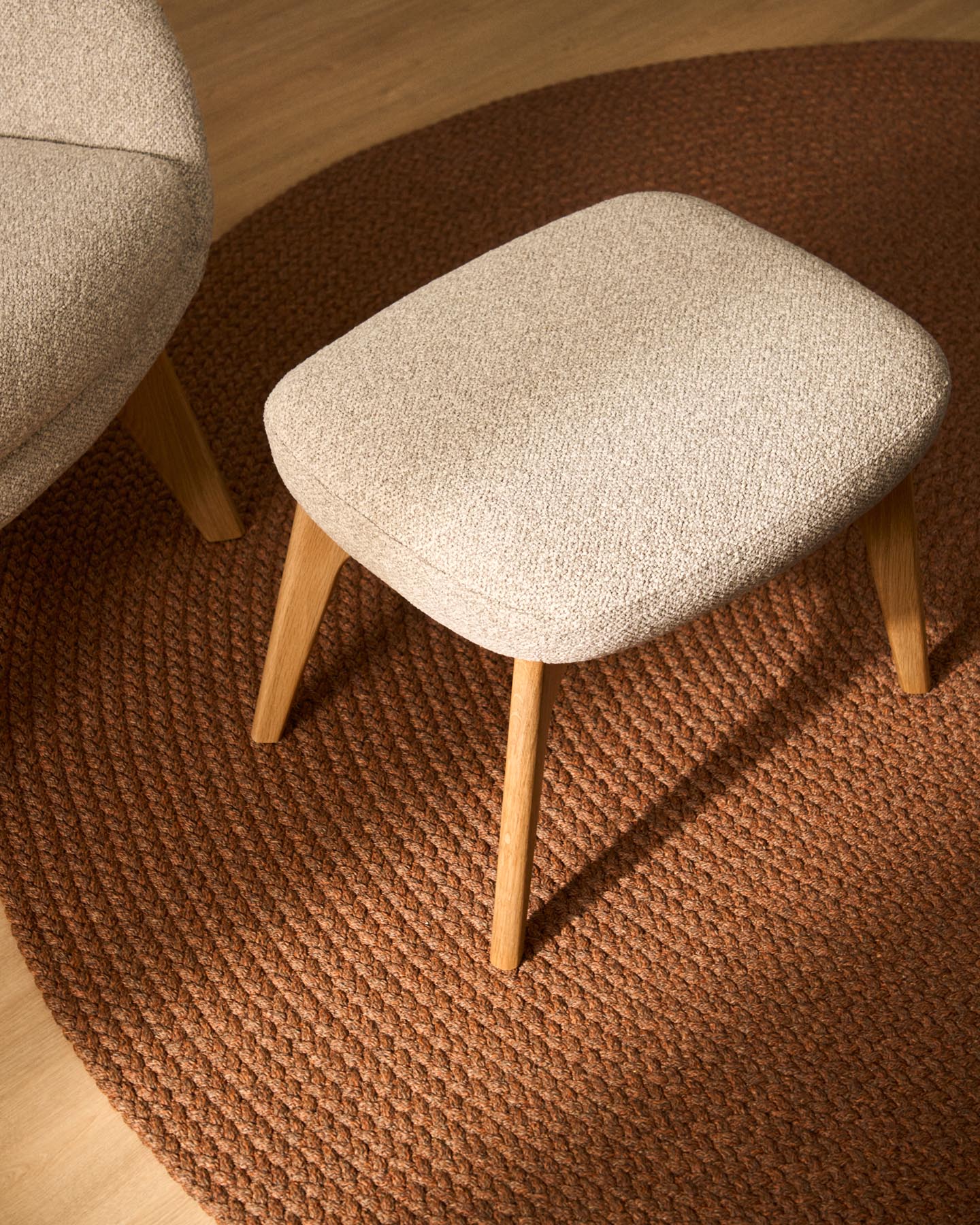 Fussablage Adiran mit dicker Chenille in Beige und Beinen aus massivem Eichenholz mit natürlichem Finish in Beige präsentiert im Onlineshop von KAQTU Design AG. Ottoman ist von Kave Home