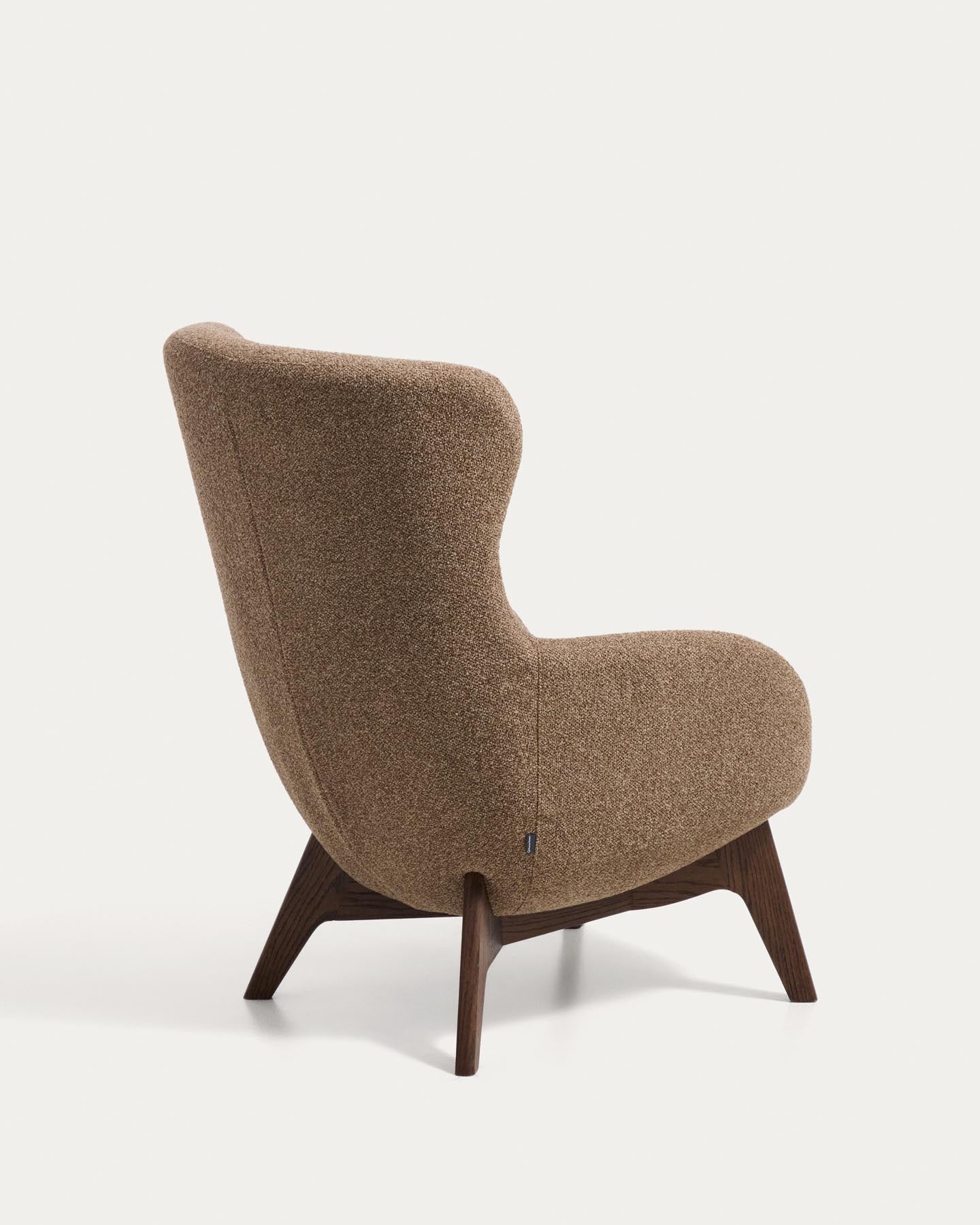 Sessel Adiran mit dicker Chenille in Hellbraun und Beinen aus massivem Eichenholz mit Nussbaum-Finish in Hellbraun präsentiert im Onlineshop von KAQTU Design AG. Sessel ist von Kave Home