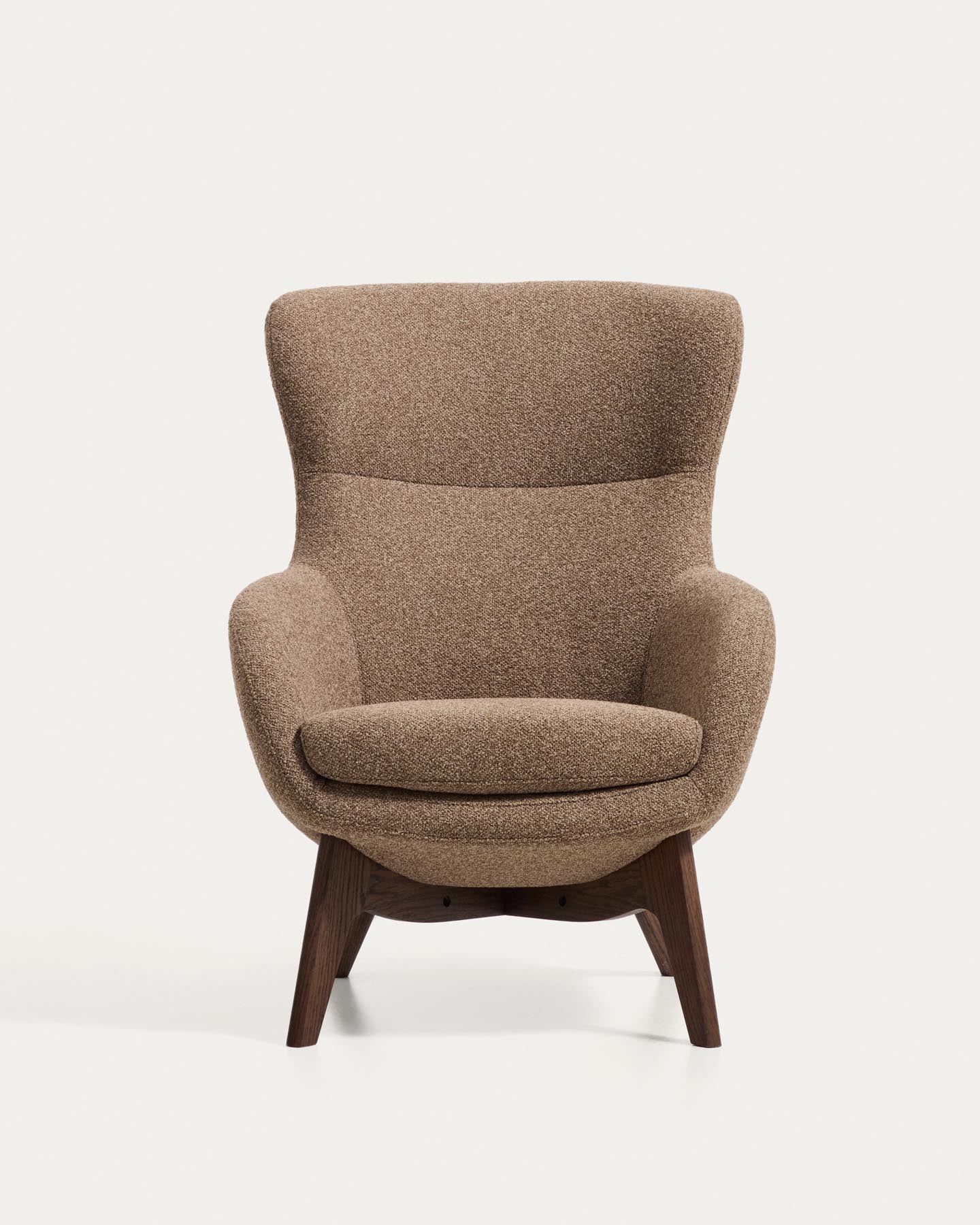 Sessel Adiran mit dicker Chenille in Hellbraun und Beinen aus massivem Eichenholz mit Nussbaum-Finish in Hellbraun präsentiert im Onlineshop von KAQTU Design AG. Sessel ist von Kave Home
