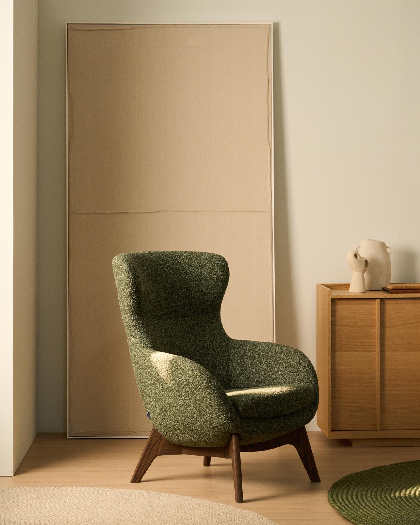 Sessel Adiran mit dicker Chenille in Hellbraun und Beinen aus massivem Eichenholz mit Nussbaum-Finish in Hellbraun präsentiert im Onlineshop von KAQTU Design AG. Sessel ist von Kave Home