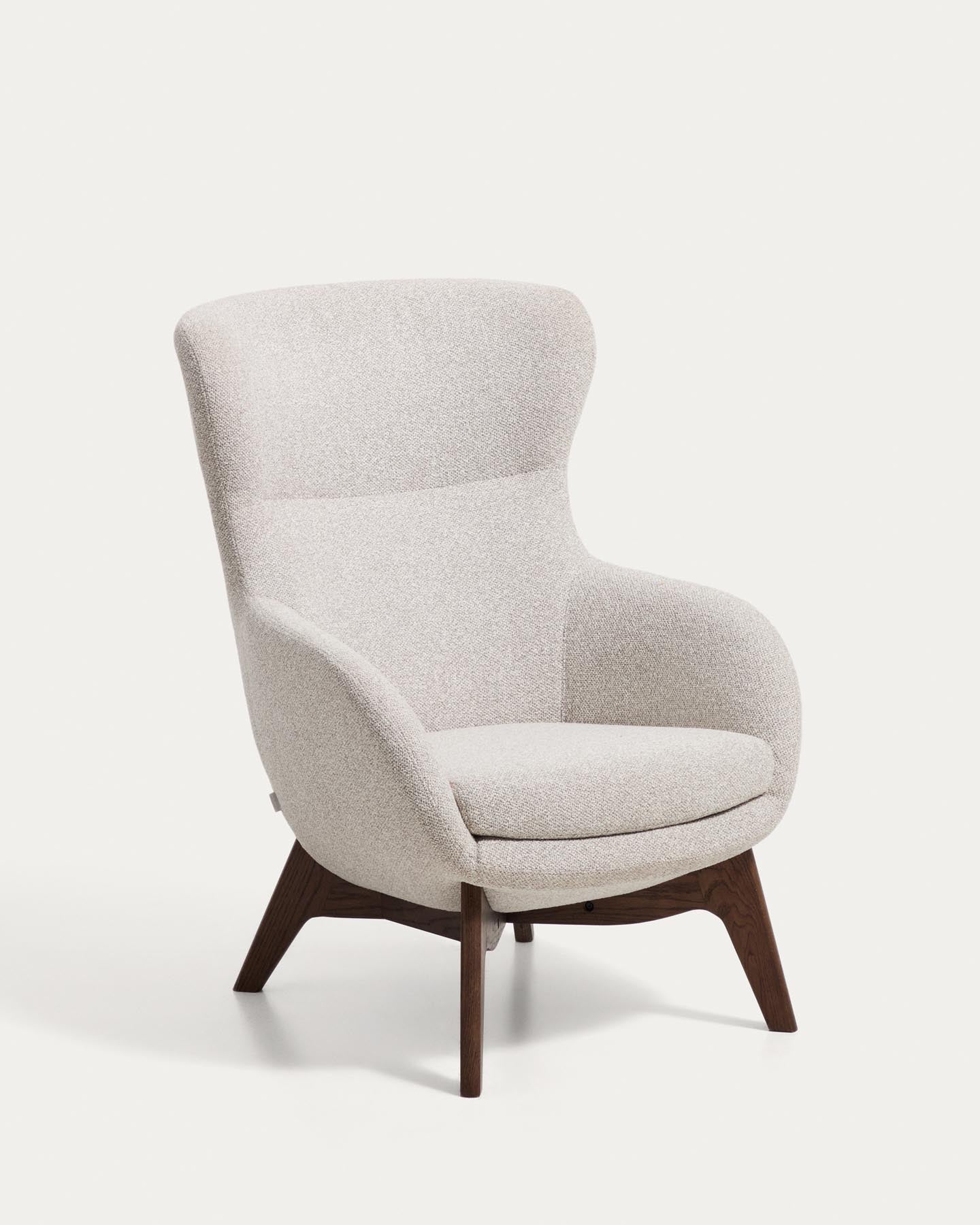 Sessel Adiran mit dicker Chenille in Beige und Beinen aus massivem Eichenholz mit Nussbaum-Finish in Beige präsentiert im Onlineshop von KAQTU Design AG. Sessel ist von Kave Home