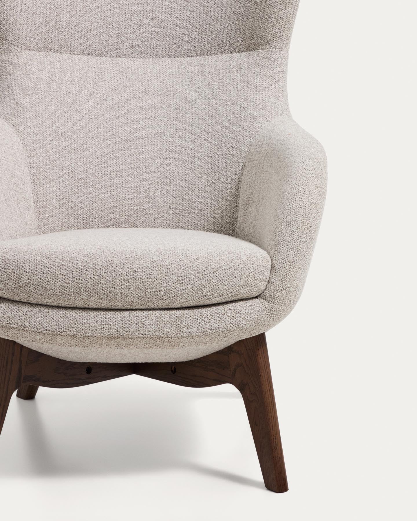 Sessel Adiran mit dicker Chenille in Beige und Beinen aus massivem Eichenholz mit Nussbaum-Finish in Beige präsentiert im Onlineshop von KAQTU Design AG. Sessel ist von Kave Home