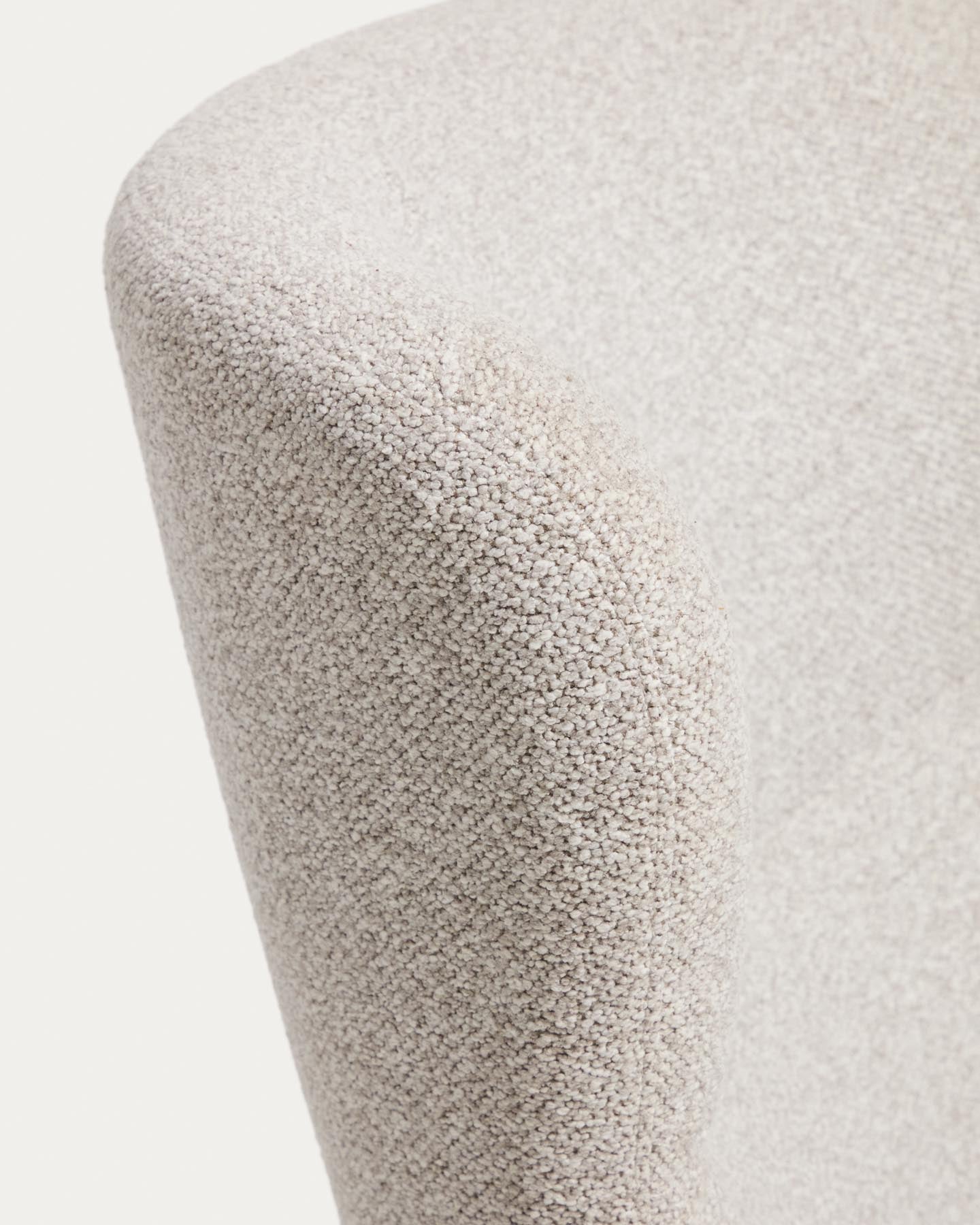 Sessel Adiran mit dicker Chenille in Beige und Beinen aus massivem Eichenholz mit Nussbaum-Finish in Beige präsentiert im Onlineshop von KAQTU Design AG. Sessel ist von Kave Home