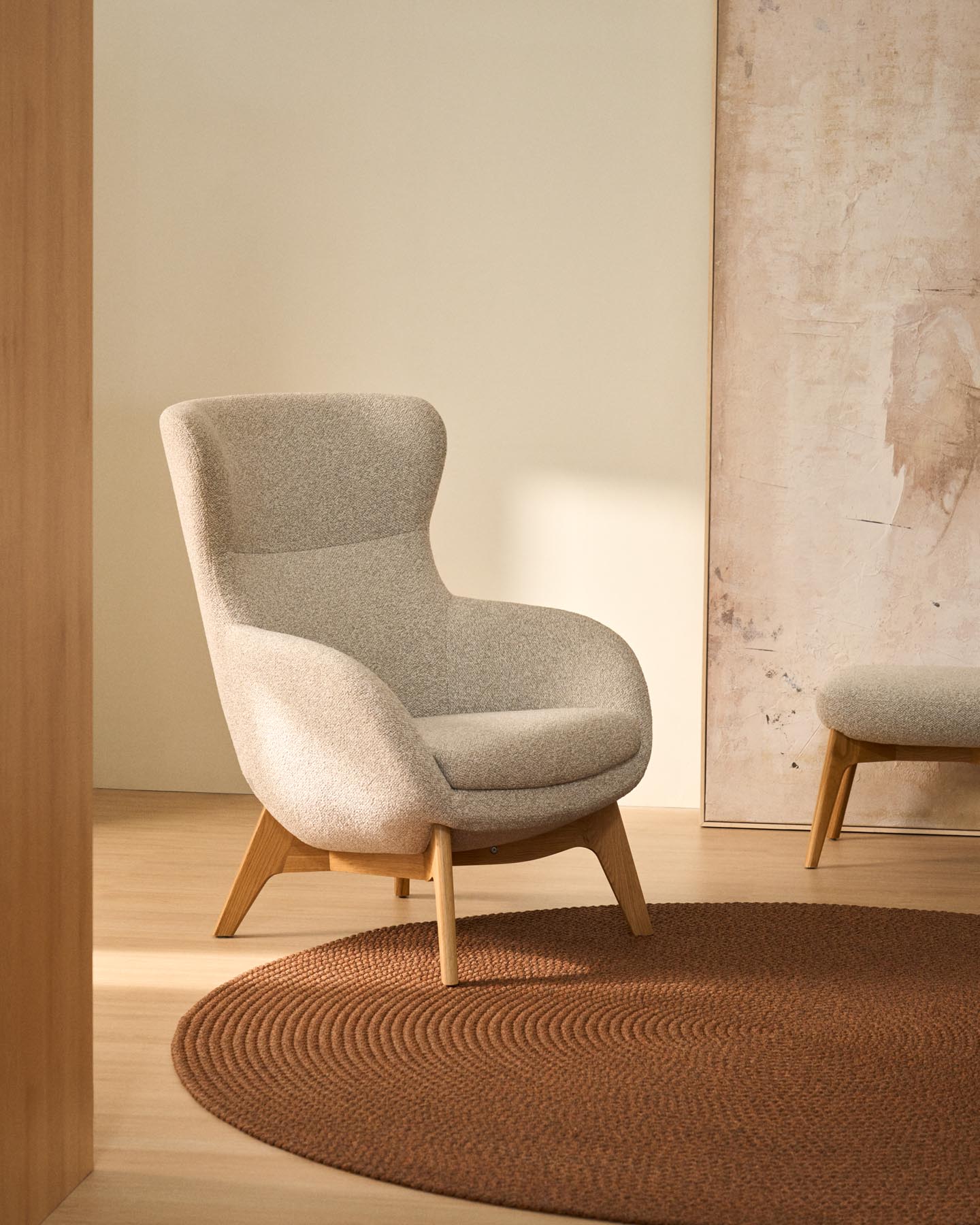 Sessel Adiran mit dicker Chenille in Beige und Beinen aus massivem Eichenholz mit Nussbaum-Finish in Beige präsentiert im Onlineshop von KAQTU Design AG. Sessel ist von Kave Home