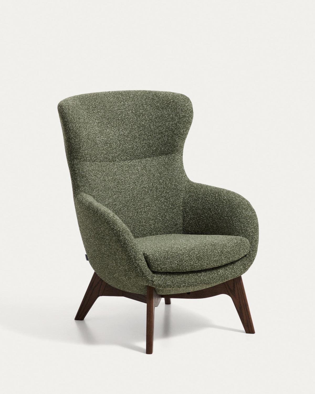 Sessel Adiran mit dicker Chenille in Moosgrün und Beinen aus massivem Eichenholz mit Nussbaum-Finish in Dunkelgrün präsentiert im Onlineshop von KAQTU Design AG. Sessel ist von Kave Home