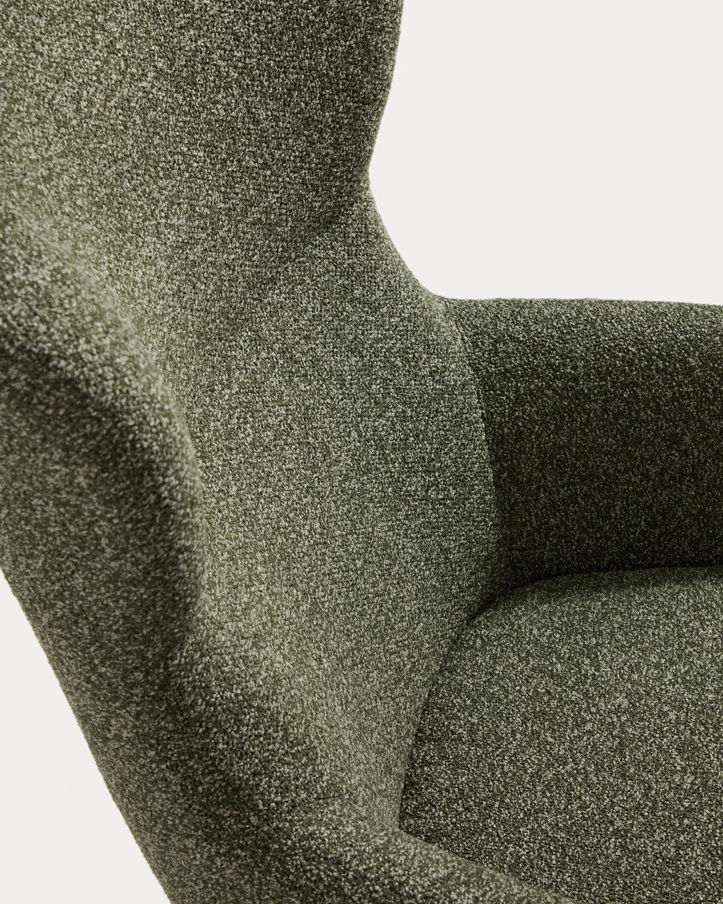 Sessel Adiran mit dicker Chenille in Moosgrün und Beinen aus massivem Eichenholz mit Nussbaum-Finish in Dunkelgrün präsentiert im Onlineshop von KAQTU Design AG. Sessel ist von Kave Home