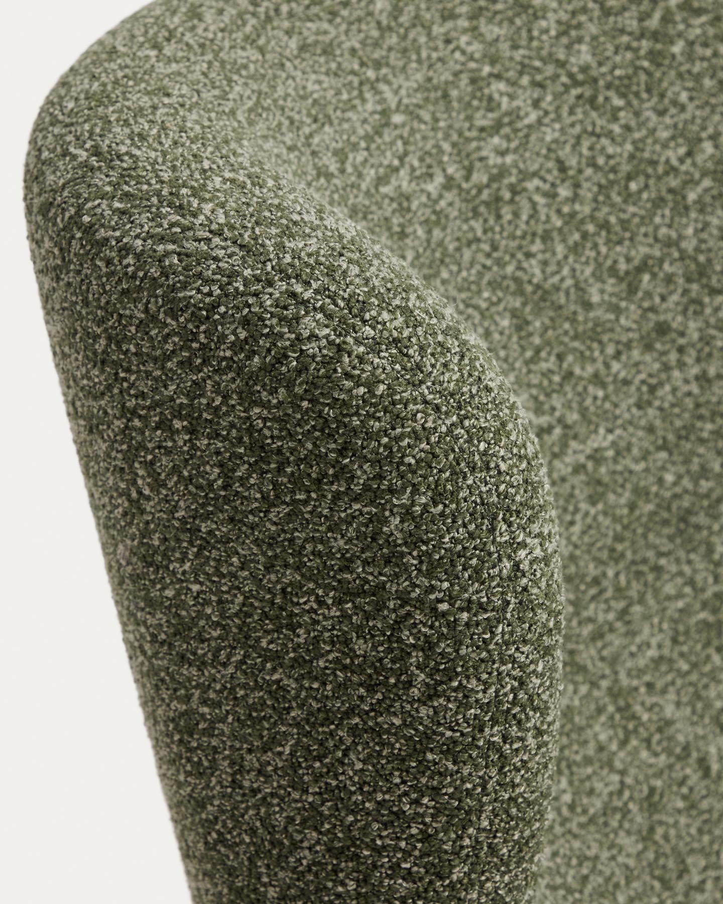 Sessel Adiran mit dicker Chenille in Moosgrün und Beinen aus massivem Eichenholz mit Nussbaum-Finish in Dunkelgrün präsentiert im Onlineshop von KAQTU Design AG. Sessel ist von Kave Home