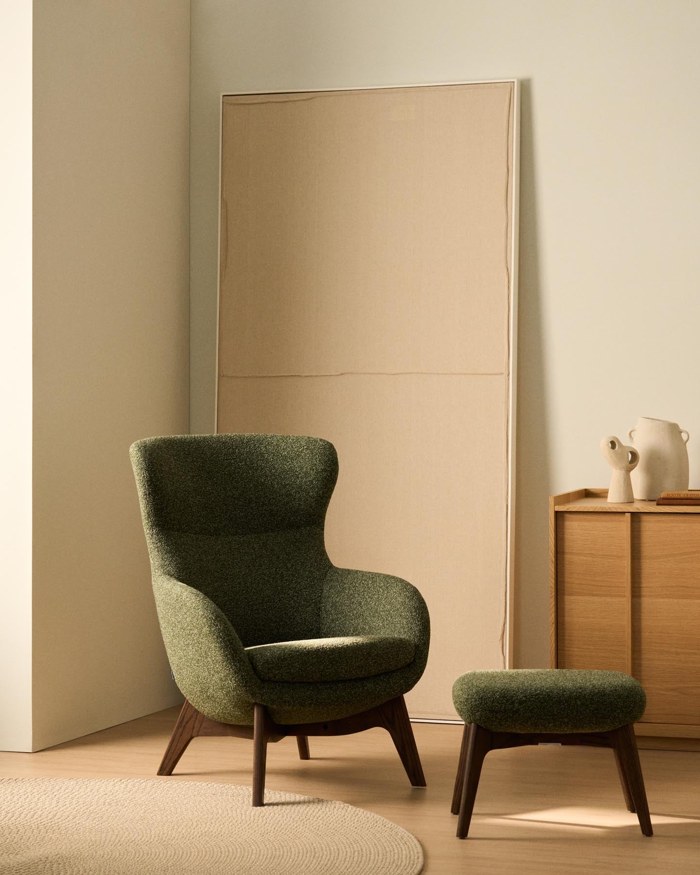 Sessel Adiran mit dicker Chenille in Moosgrün und Beinen aus massivem Eichenholz mit Nussbaum-Finish in Dunkelgrün präsentiert im Onlineshop von KAQTU Design AG. Sessel ist von Kave Home