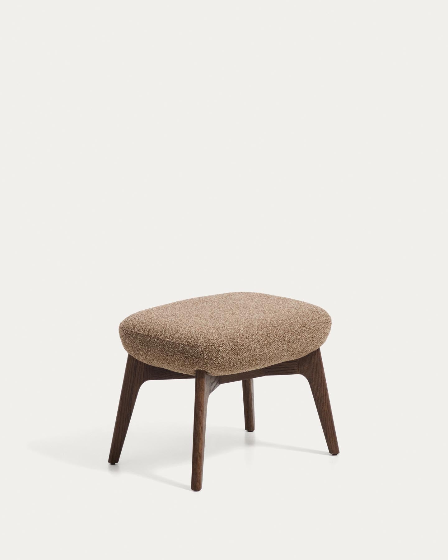 Fussablage Adiran mit dicker Chenille in Hellbraun und Beinen aus massivem Eichenholz mit Nussbaum-Finish in Hellbraun präsentiert im Onlineshop von KAQTU Design AG. Ottoman ist von Kave Home