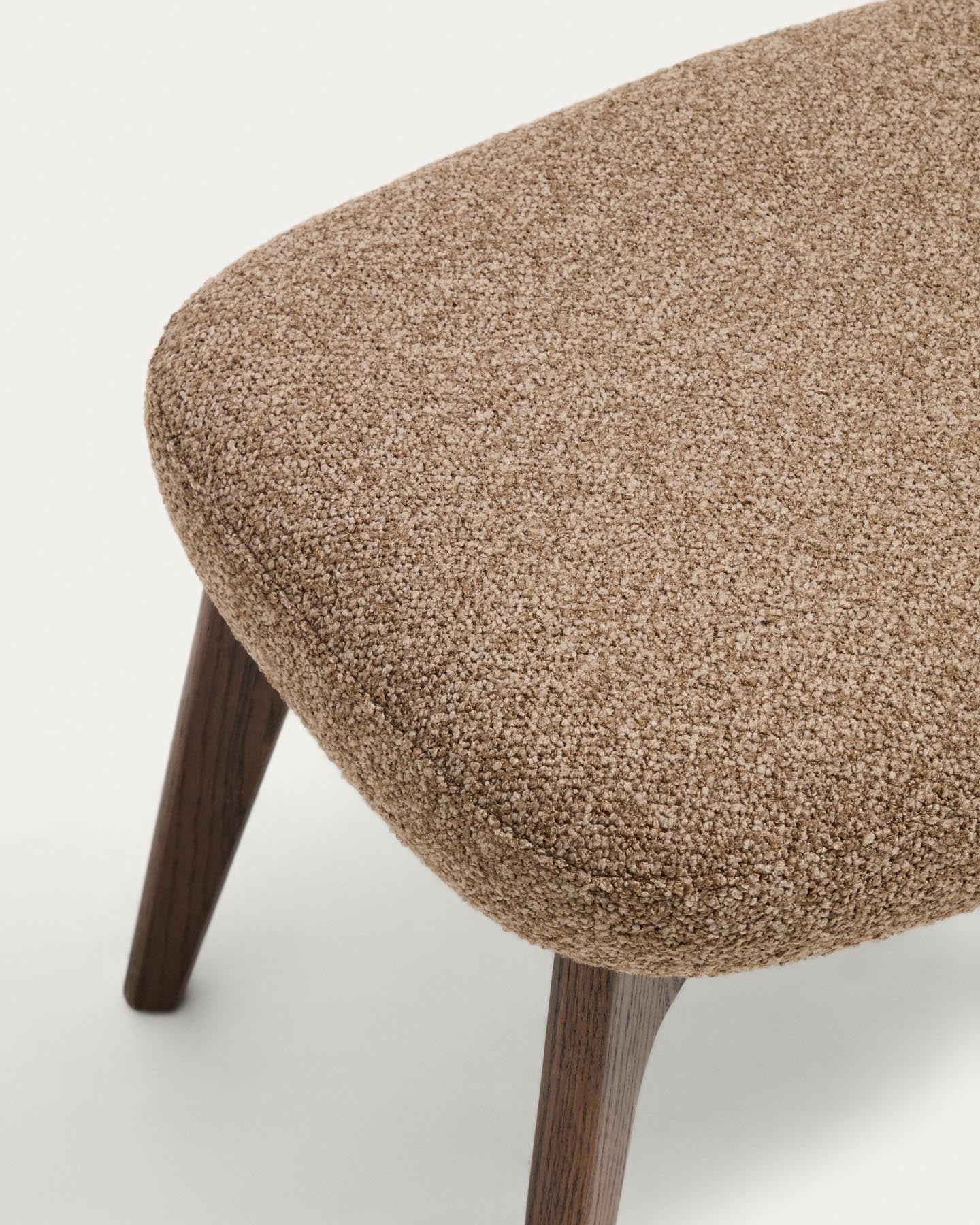 Fussablage Adiran mit dicker Chenille in Hellbraun und Beinen aus massivem Eichenholz mit Nussbaum-Finish in Hellbraun präsentiert im Onlineshop von KAQTU Design AG. Ottoman ist von Kave Home