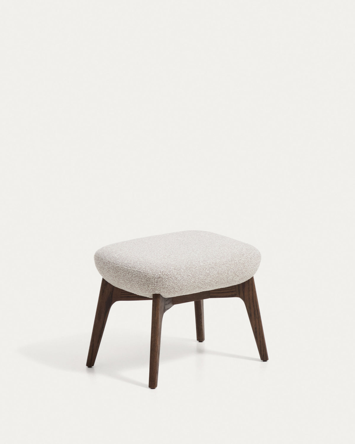 Fussablage Adiran mit dicker Chenille in Beige und Beinen aus massivem Eichenholz mit Nussbaum-Finish in Beige präsentiert im Onlineshop von KAQTU Design AG. Ottoman ist von Kave Home