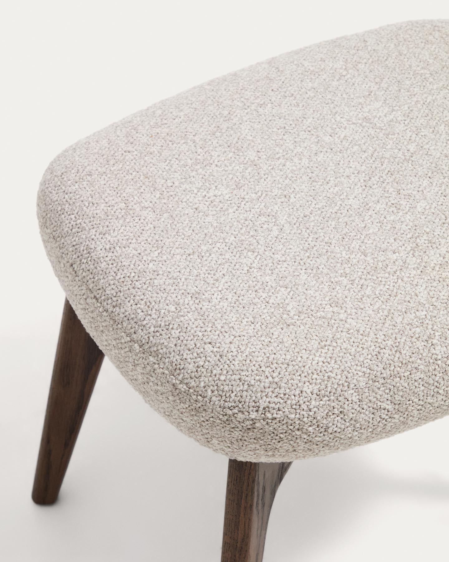 Fussablage Adiran mit dicker Chenille in Beige und Beinen aus massivem Eichenholz mit Nussbaum-Finish in Beige präsentiert im Onlineshop von KAQTU Design AG. Ottoman ist von Kave Home