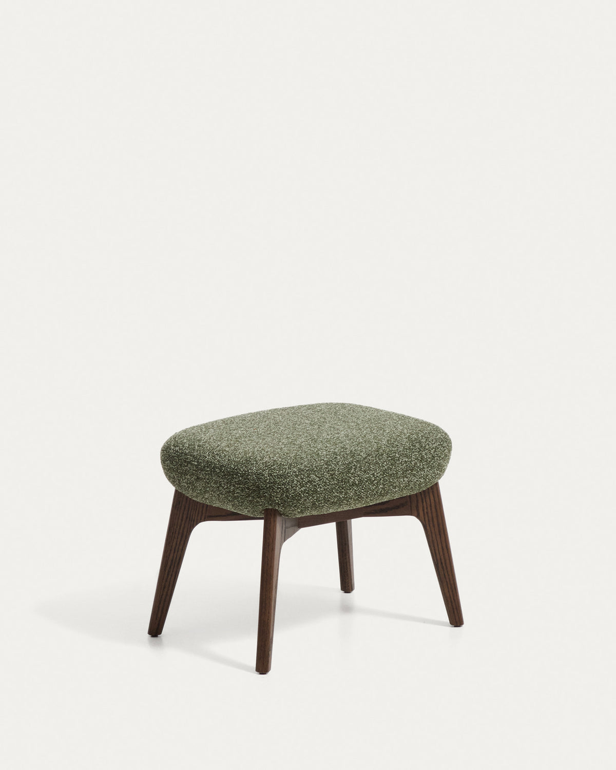 Fussablage Adiran mit dicker Chenille in Moosgrün und Beinen aus massivem Eichenholz mit Nussbaum-Finish in Dunkelgrün präsentiert im Onlineshop von KAQTU Design AG. Ottoman ist von Kave Home