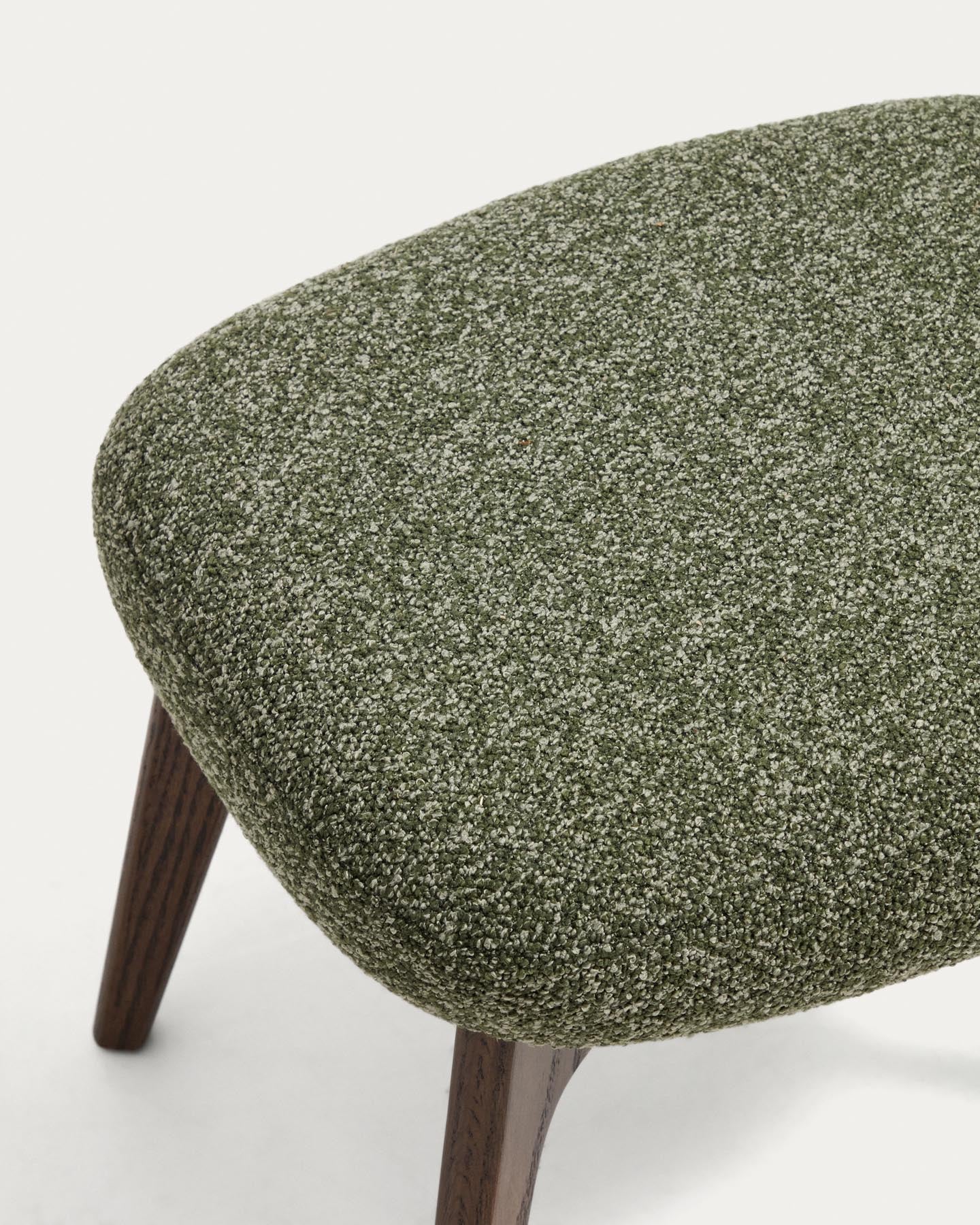 Fussablage Adiran mit dicker Chenille in Moosgrün und Beinen aus massivem Eichenholz mit Nussbaum-Finish in Dunkelgrün präsentiert im Onlineshop von KAQTU Design AG. Ottoman ist von Kave Home