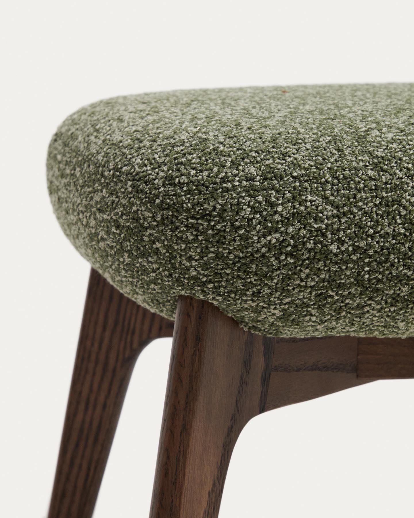 Fussablage Adiran mit dicker Chenille in Moosgrün und Beinen aus massivem Eichenholz mit Nussbaum-Finish in Dunkelgrün präsentiert im Onlineshop von KAQTU Design AG. Ottoman ist von Kave Home