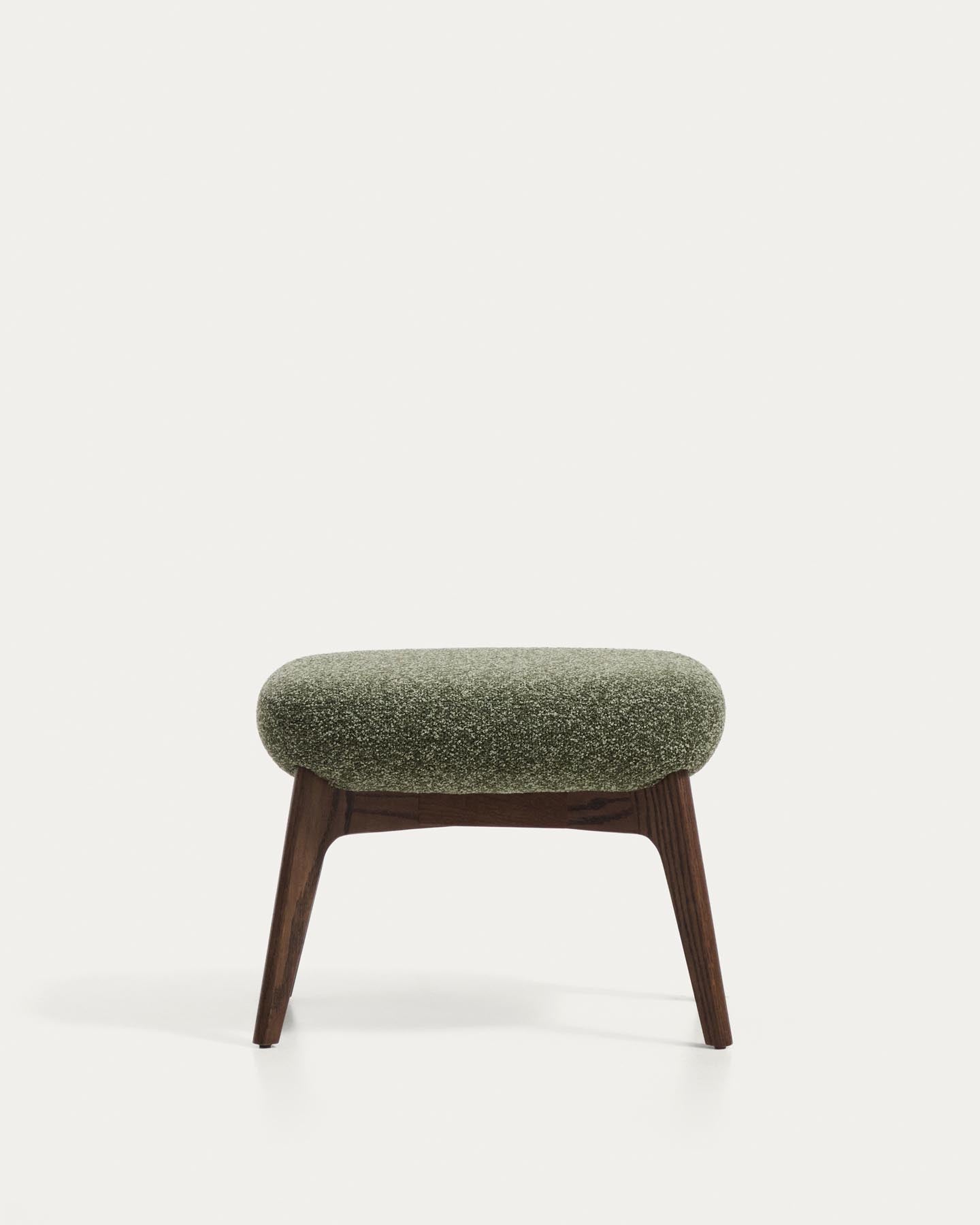 Fussablage Adiran mit dicker Chenille in Moosgrün und Beinen aus massivem Eichenholz mit Nussbaum-Finish in Dunkelgrün präsentiert im Onlineshop von KAQTU Design AG. Ottoman ist von Kave Home
