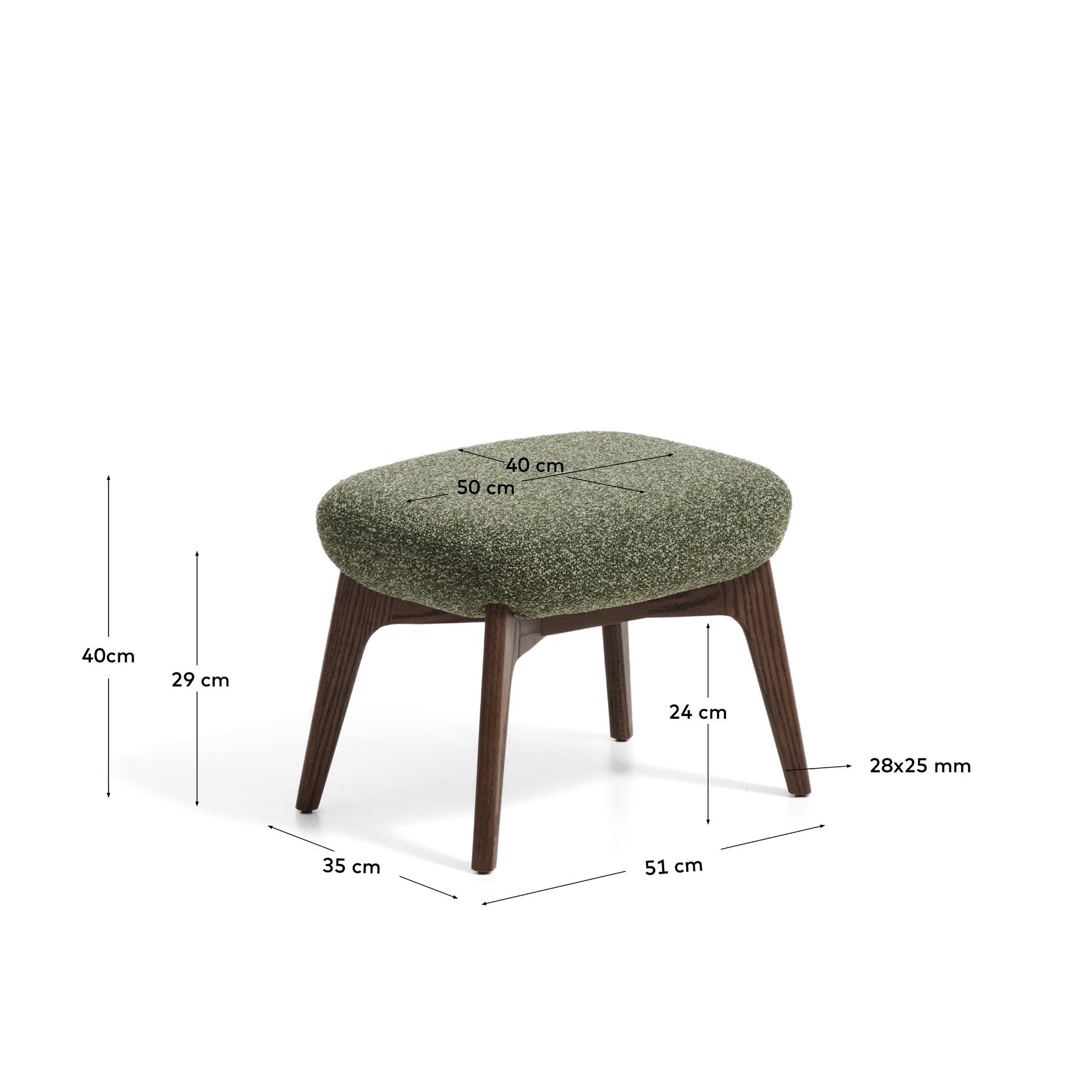 Fussablage Adiran mit dicker Chenille in Moosgrün und Beinen aus massivem Eichenholz mit Nussbaum-Finish in Dunkelgrün präsentiert im Onlineshop von KAQTU Design AG. Ottoman ist von Kave Home