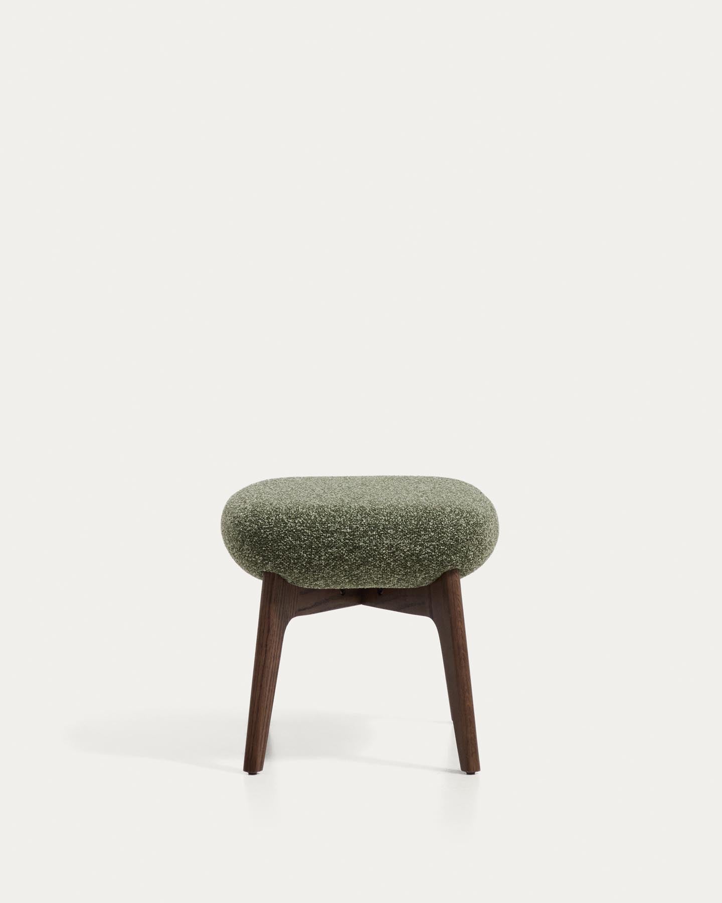 Fussablage Adiran mit dicker Chenille in Moosgrün und Beinen aus massivem Eichenholz mit Nussbaum-Finish in Dunkelgrün präsentiert im Onlineshop von KAQTU Design AG. Ottoman ist von Kave Home