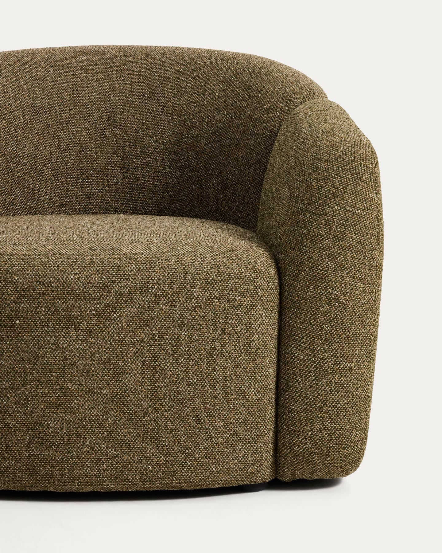 Sessel Corvena aus Chenille in Olivgrün FSC-Mix-Kredit 98 cm in Grün präsentiert im Onlineshop von KAQTU Design AG. Sessel ist von Kave Home