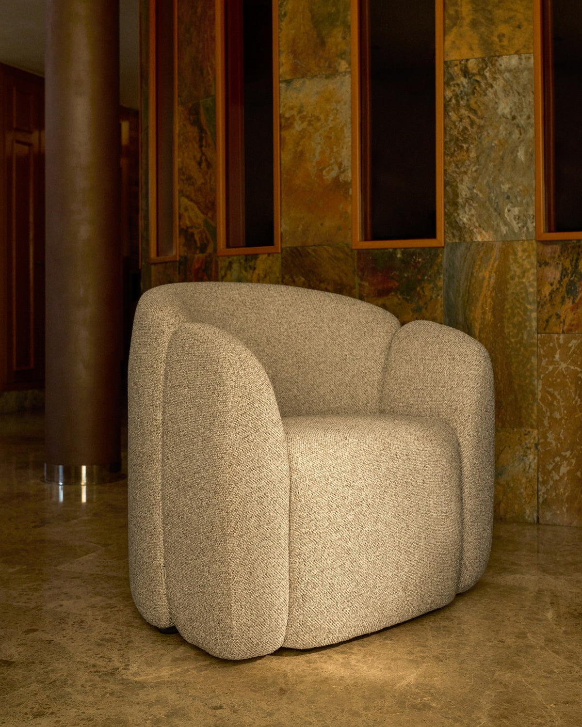 Sessel Corvena in Beige mit Chenille-Bezug, abgerundeter Silhouette, integrierten Armlehnen und Kunststoffgleitern, Ansicht von vorne.