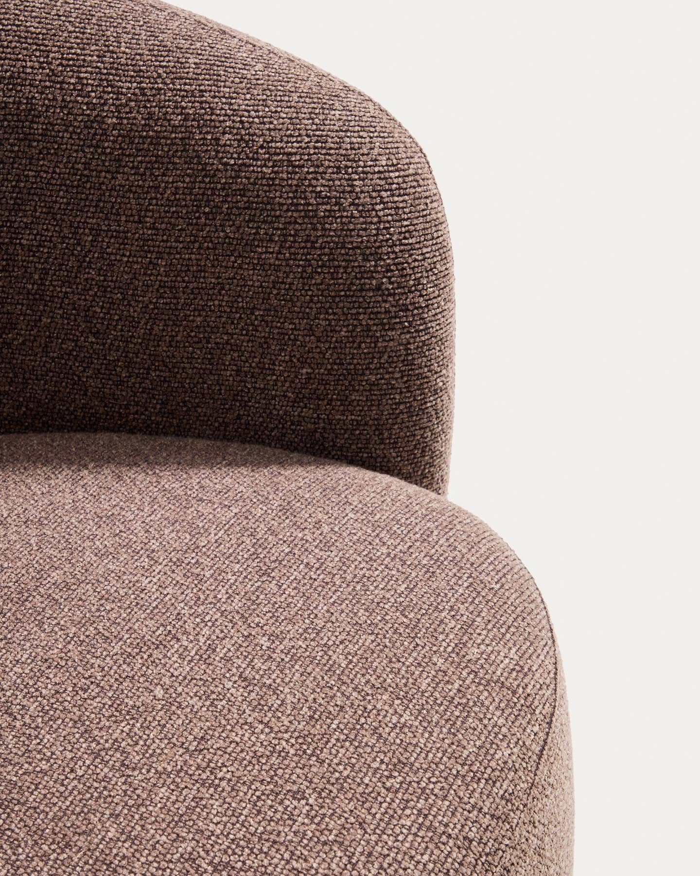 Drehsessel Odenia mit braunem Micro-Bouclé in Dunkelbraun präsentiert im Onlineshop von KAQTU Design AG. Drehsessel ist von Kave Home