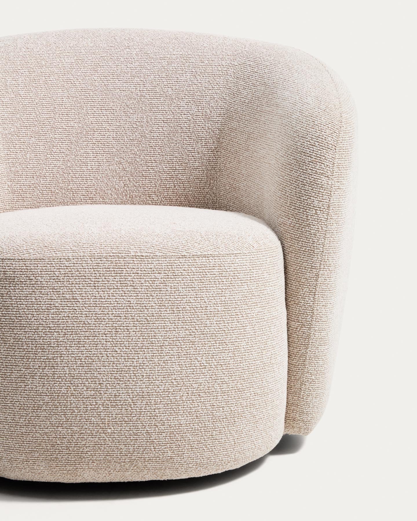 Drehsessel Odenia, schwer entflammbar mit beigem Micro-Bouclé in Beige präsentiert im Onlineshop von KAQTU Design AG. Drehsessel ist von Kave Home