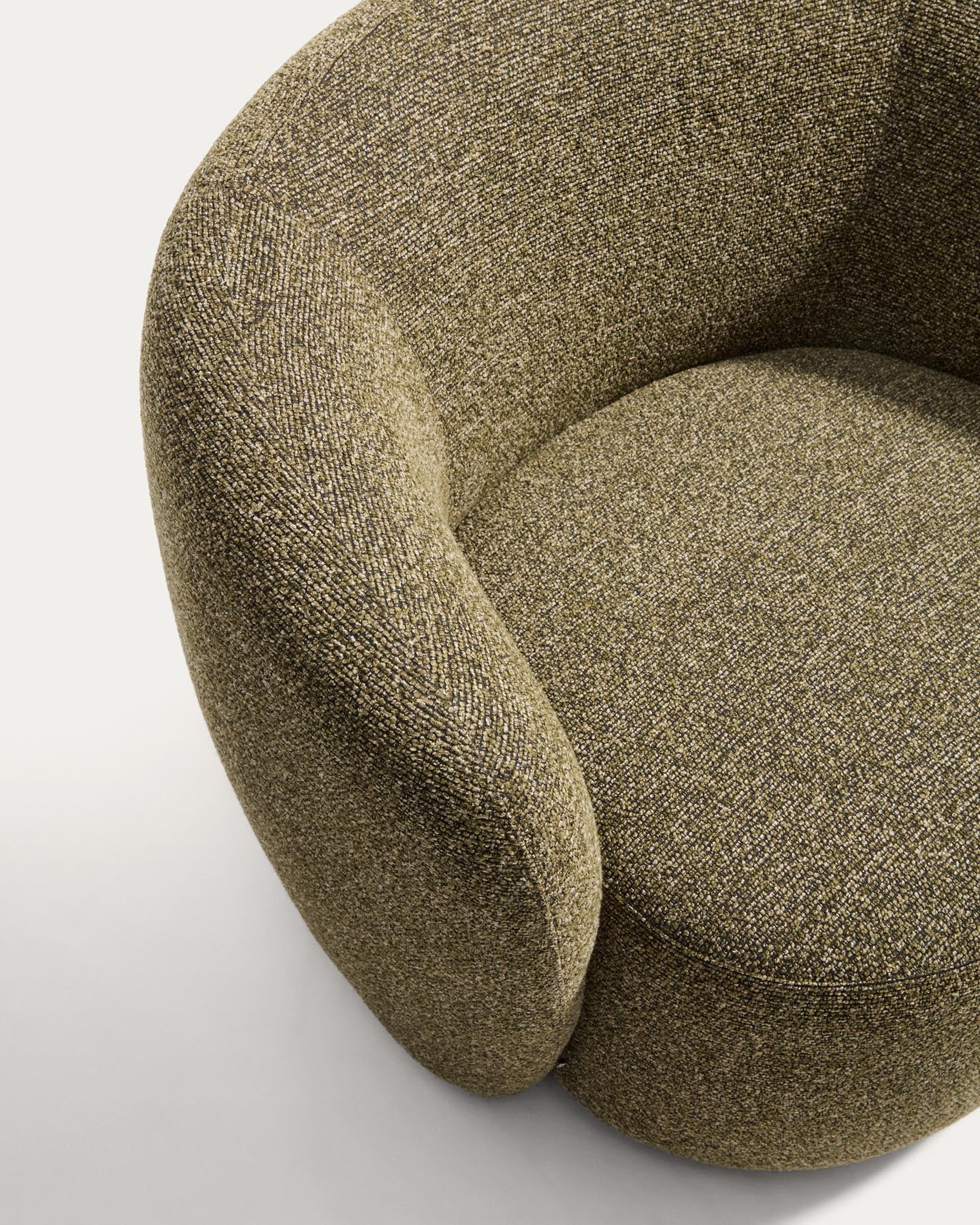 Drehsessel Odenia mit olivgrünem Micro-Bouclé in Grün präsentiert im Onlineshop von KAQTU Design AG. Drehsessel ist von Kave Home