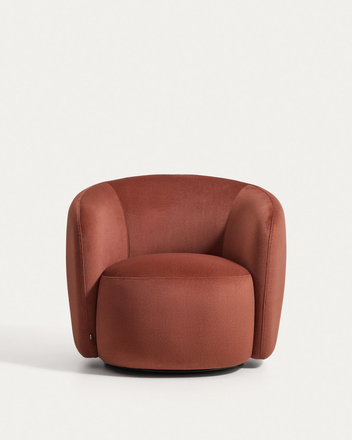 Drehsessel Odenia in Terrakotta mit abgerundeter Lehne, Armlehnen und Mikrofaserbezug