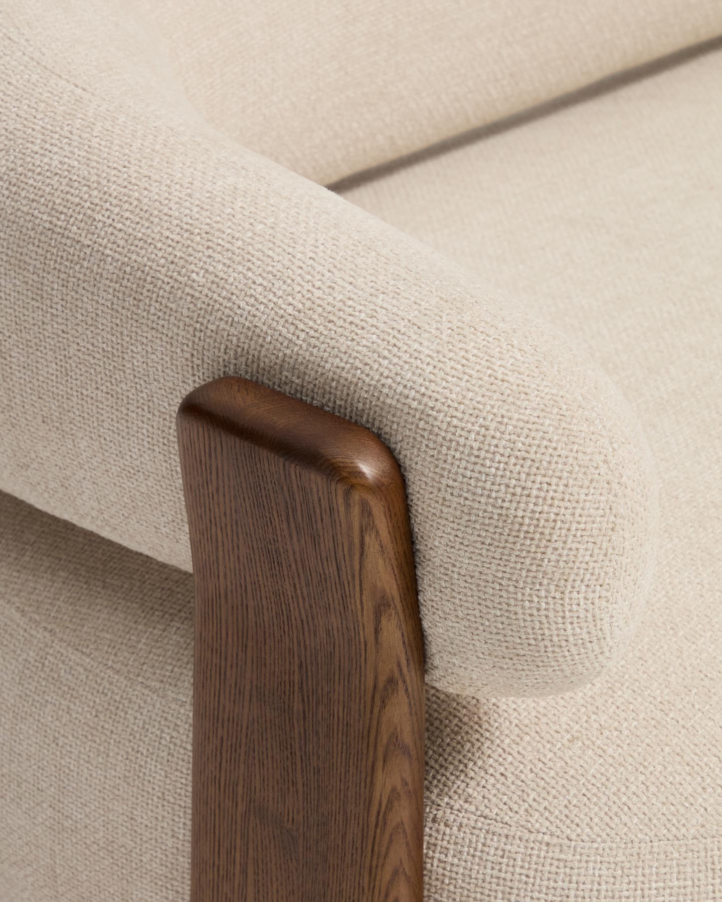 2-Sitzer-Sofa Granite mit beiger Chenille und Beinen aus massivem Eschenholz mit Nussbaumfinish, 155 cm, FSC 100 % in Beige präsentiert im Onlineshop von KAQTU Design AG. 2er Sofa ist von Kave Home