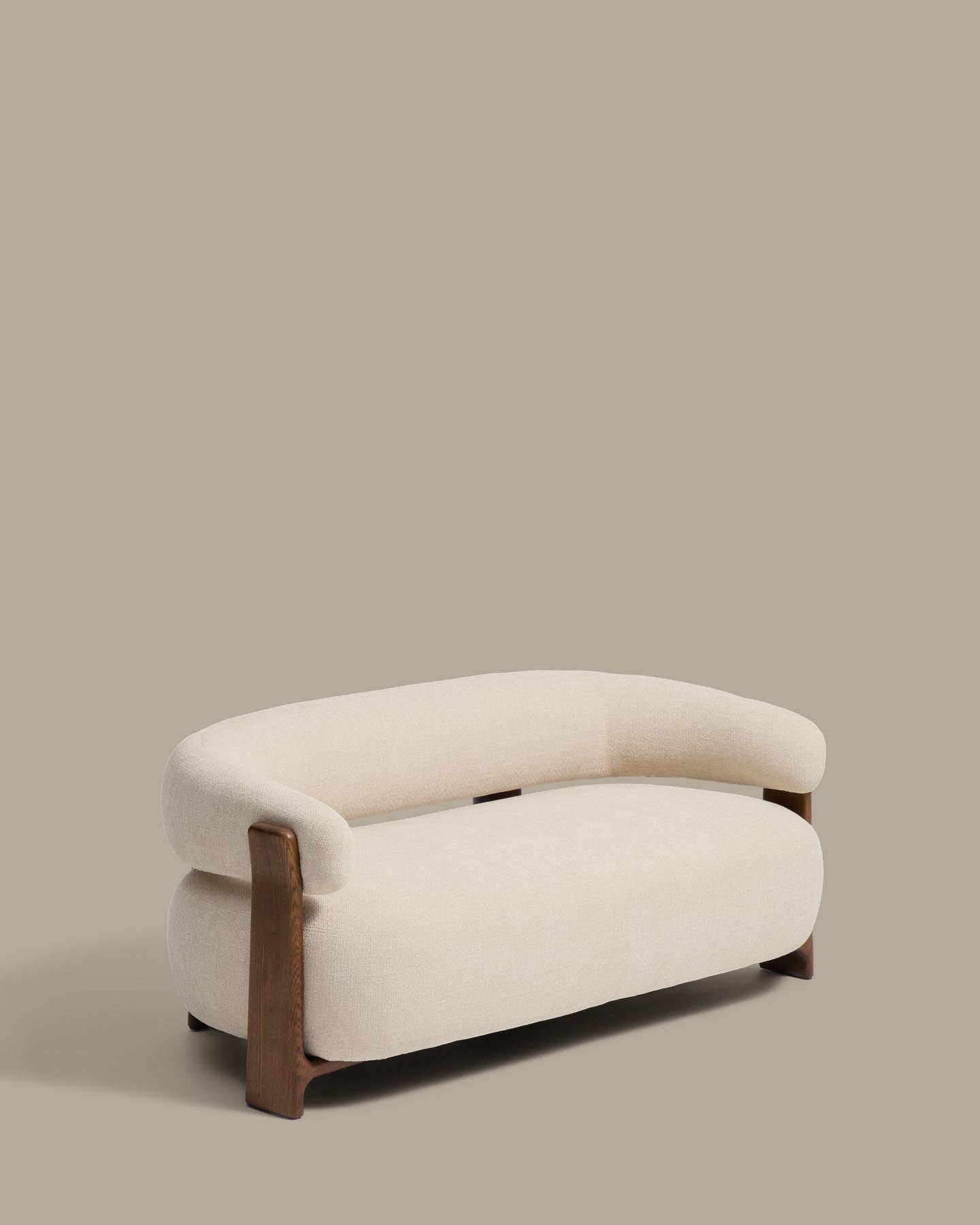 2-Sitzer-Sofa Granite mit beiger Chenille und Beinen aus massivem Eschenholz mit Nussbaumfinish, 155 cm, FSC 100 % in Beige präsentiert im Onlineshop von KAQTU Design AG. 2er Sofa ist von Kave Home