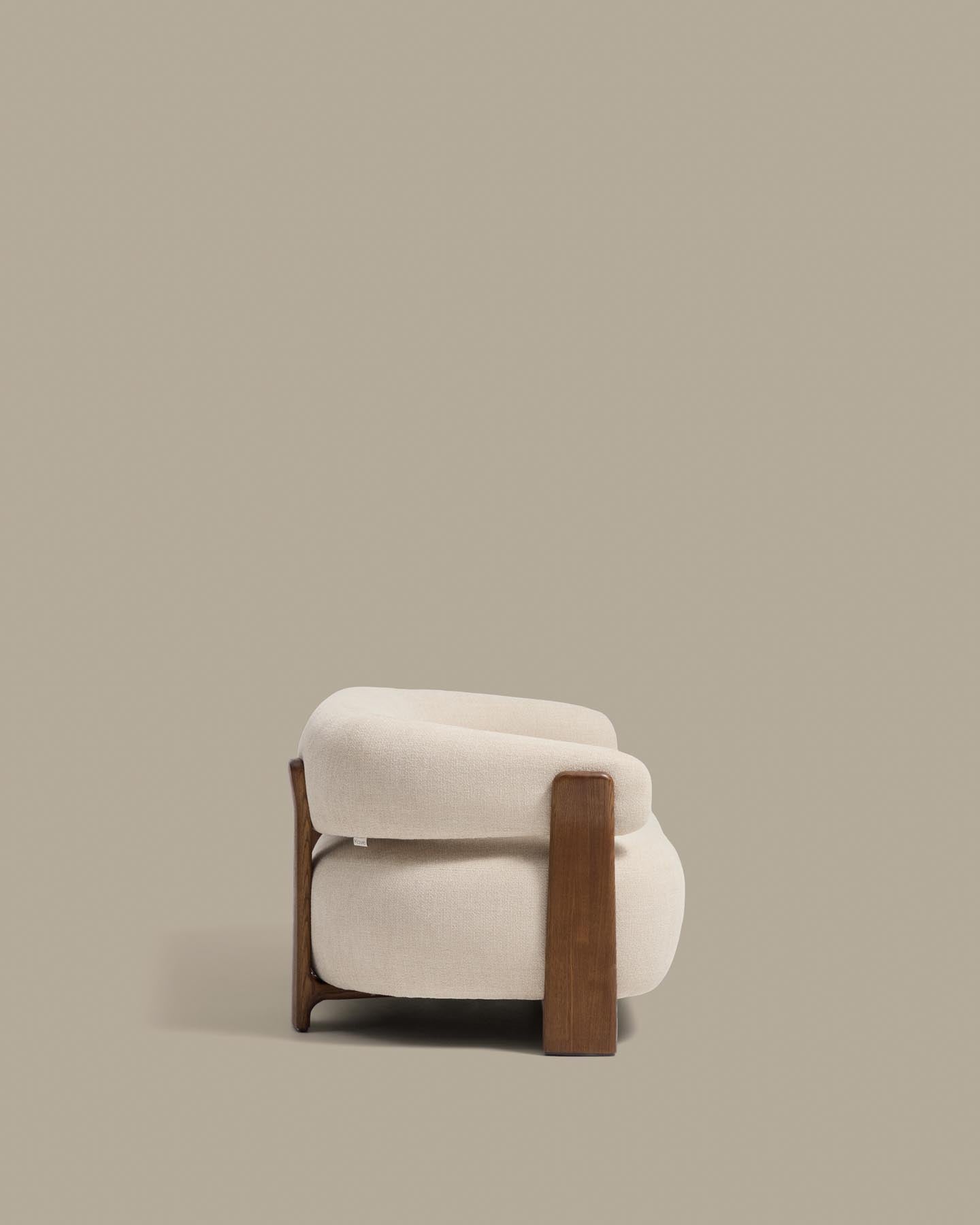 2-Sitzer-Sofa Granite mit beiger Chenille und Beinen aus massivem Eschenholz mit Nussbaumfinish, 155 cm, FSC 100 % in Beige präsentiert im Onlineshop von KAQTU Design AG. 2er Sofa ist von Kave Home