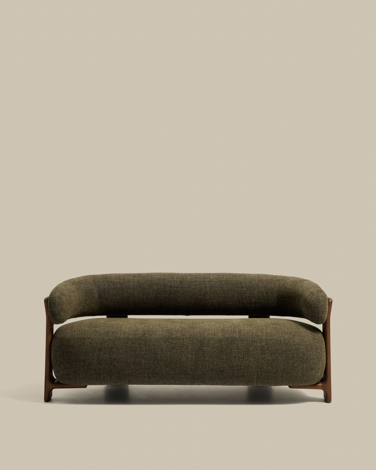 2-Sitzer-Sofa Granite mit grüner Chenille und Beinen aus massivem Eschenholz mit Nussbaumfinish, 155 cm, FSC 100 % in Dunkelgrün präsentiert im Onlineshop von KAQTU Design AG. 2er Sofa ist von Kave Home