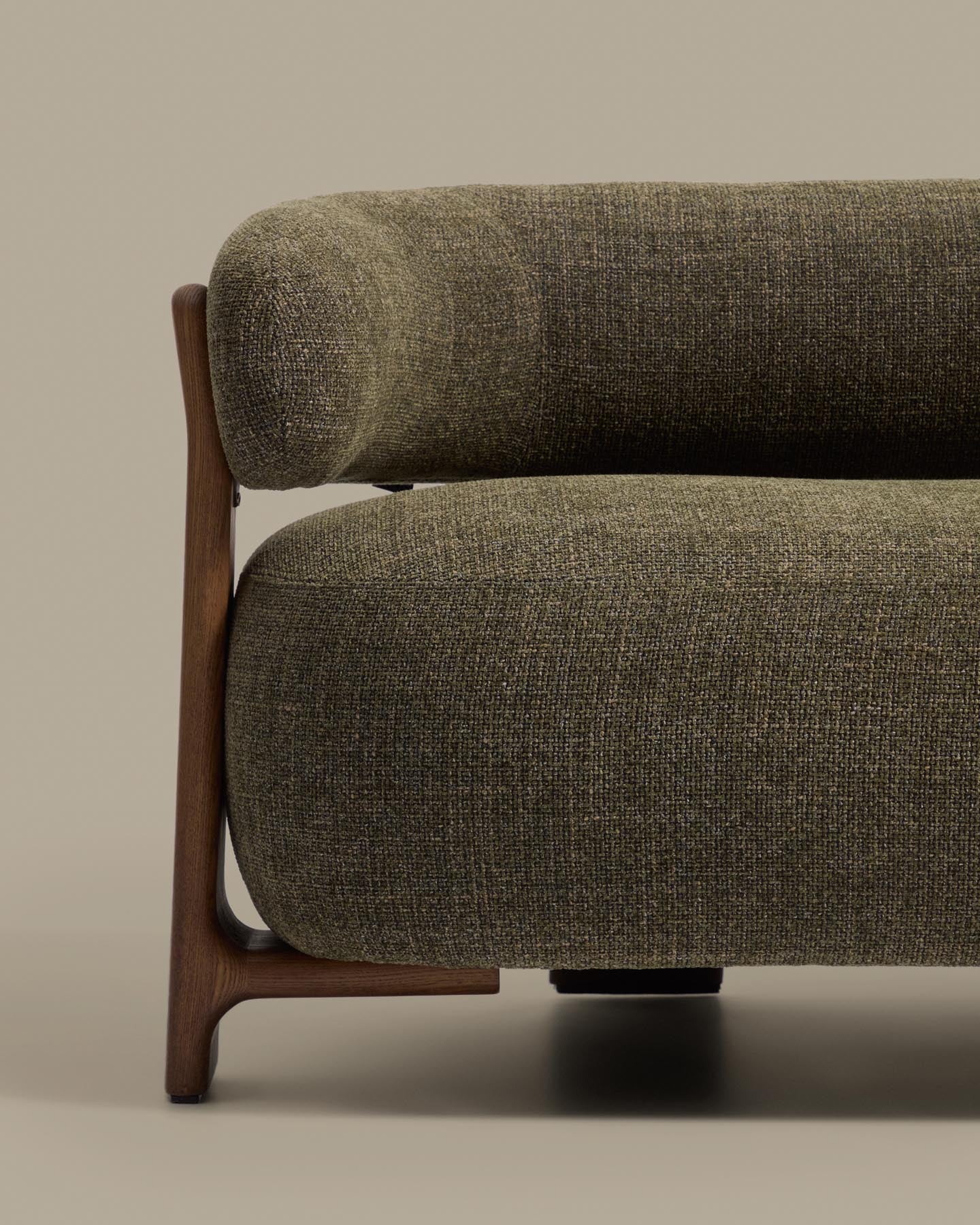 2-Sitzer-Sofa Granite mit grüner Chenille und Beinen aus massivem Eschenholz mit Nussbaumfinish, 155 cm, FSC 100 % in Dunkelgrün präsentiert im Onlineshop von KAQTU Design AG. 2er Sofa ist von Kave Home