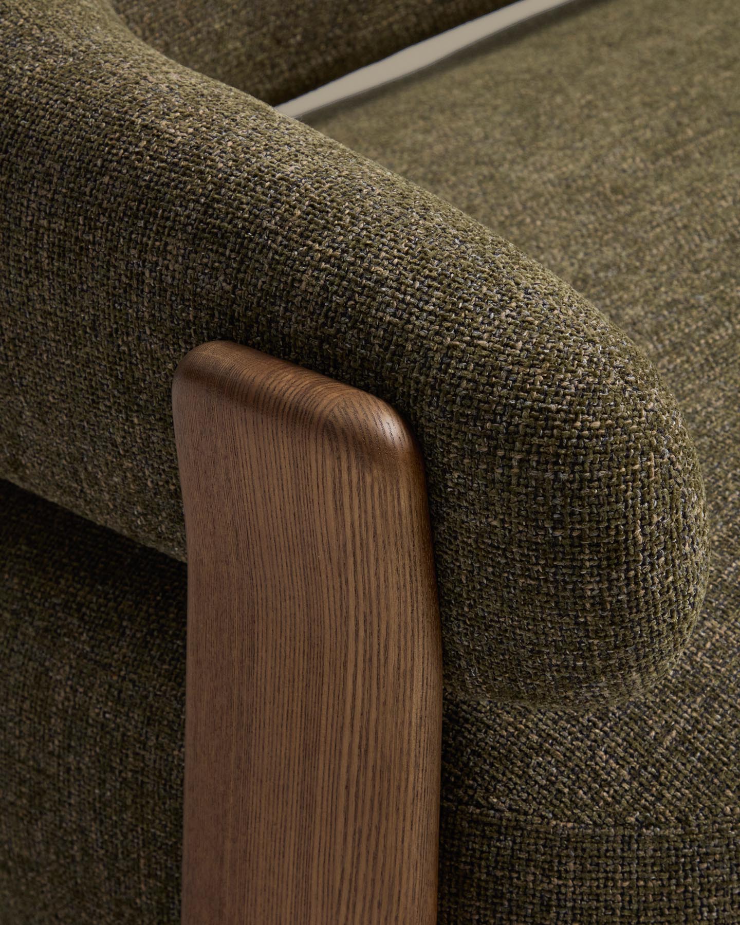 2-Sitzer-Sofa Granite mit grüner Chenille und Beinen aus massivem Eschenholz mit Nussbaumfinish, 155 cm, FSC 100 % in Dunkelgrün präsentiert im Onlineshop von KAQTU Design AG. 2er Sofa ist von Kave Home